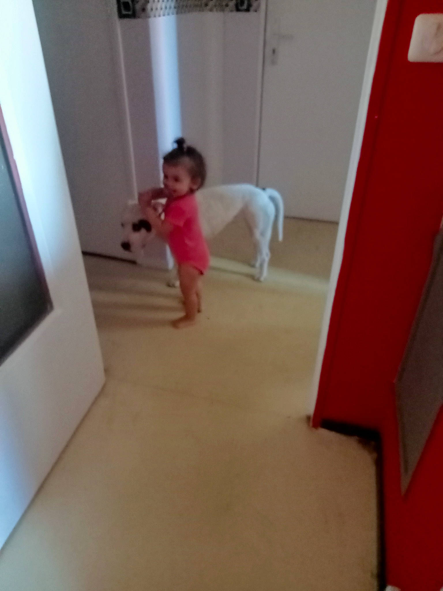 Souraya a rejoint le concours — aidez-le/la à gagner de superbes lots ! baby_toddler_clothing, ceiling, child, floor, flooring, foot, fun, hardwood, human_leg, knee, magenta, mammal, material_property, one_piece_garment, person, plaster, rectangle, room, t_shirt, toddler