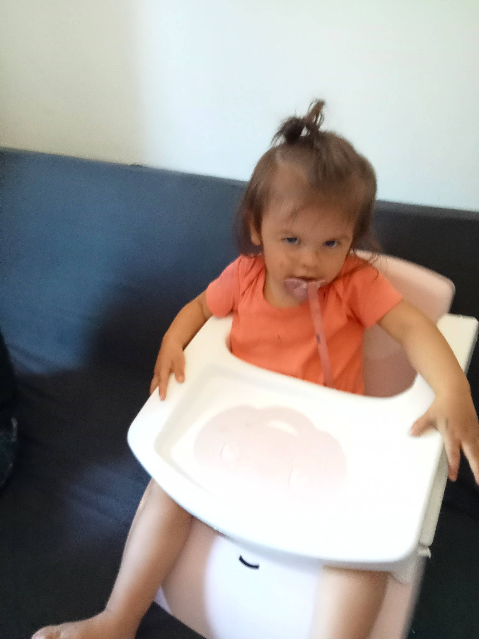 Souraya a rejoint le concours — aidez-le/la à gagner de superbes lots ! baby, baby_products, baby_toddler_clothing, bathing, child, comfort, dress, elbow, fun, happy, household_supply, human_leg, person, plumbing_fixture, potty_training, sitting, skin, thigh, toddler, toilet