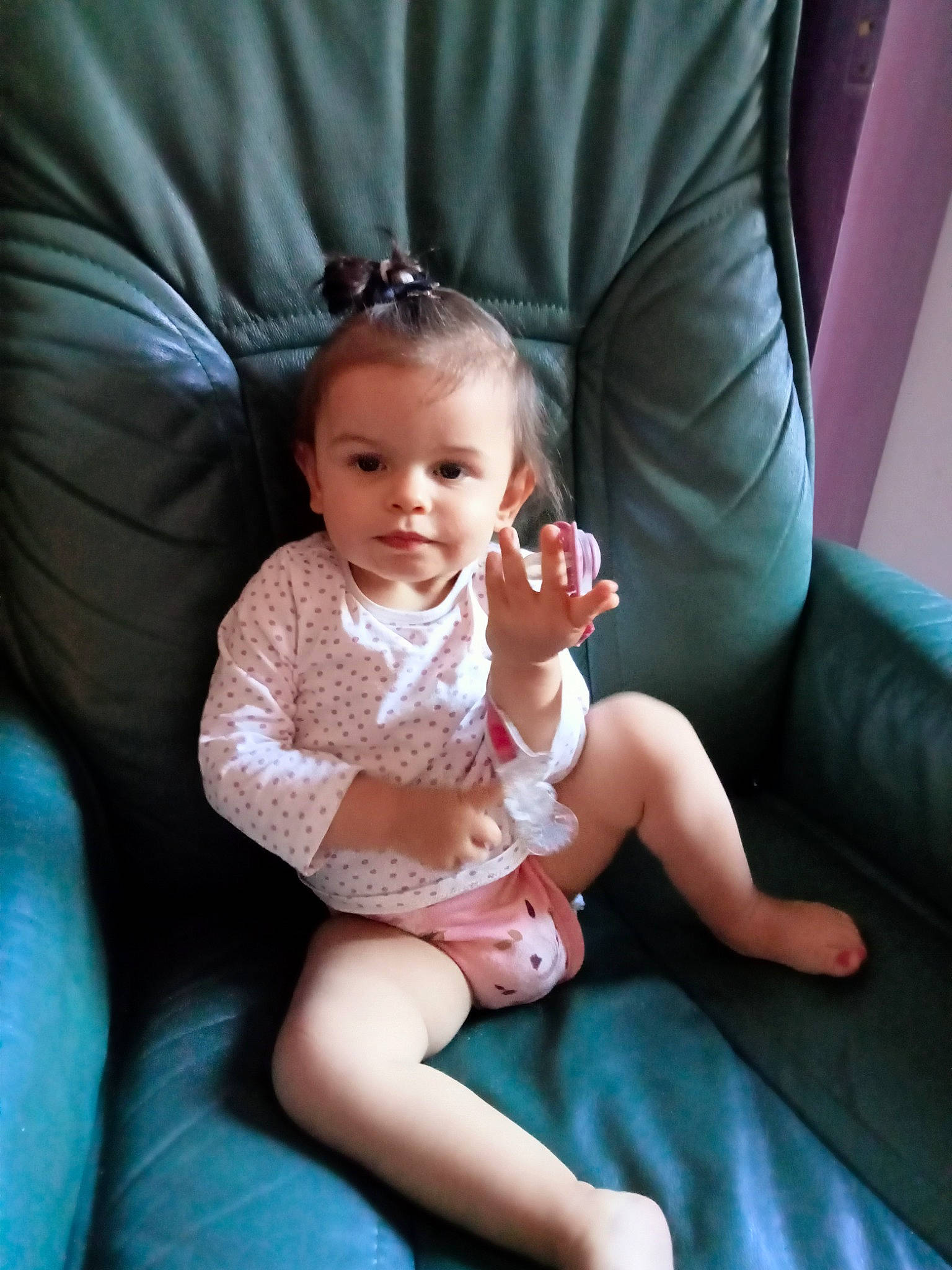 Souraya participe au concours pour gagner de l'argent avec cette photo : arm, baby, baby_toddler_clothing, cheek, chin, comfort, dress, eye, finger, flash_photography, head, iris, joint, leg, lip, mammal, mouth, person, purple, skin