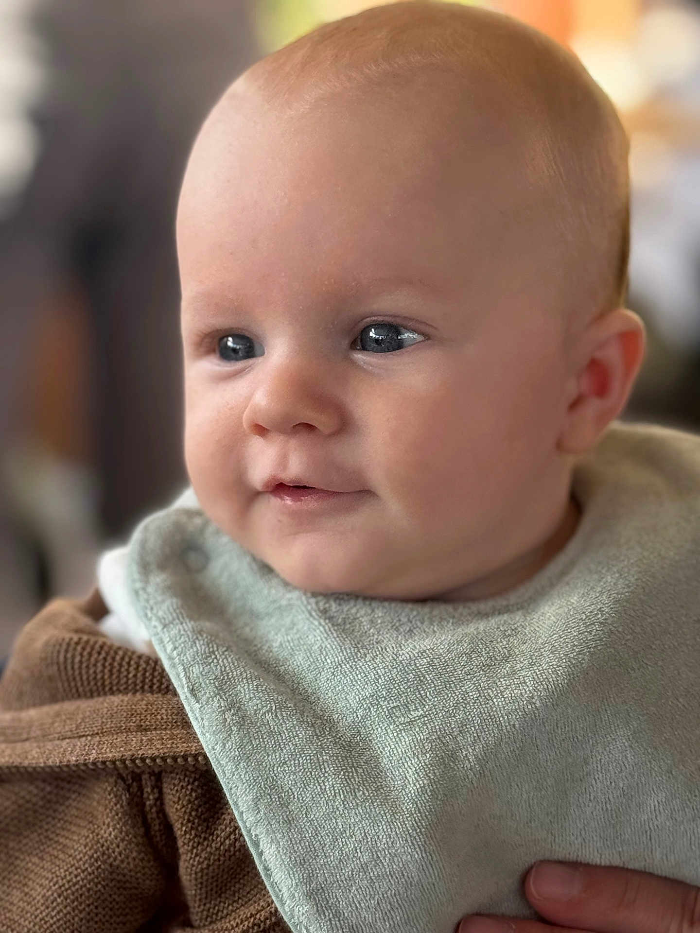 Maël a rejoint le concours — aidez-le/la à gagner de superbes lots ! baby, infant, face, eyes, bib, head, cheeks, ear, mouth, portrait, closeup, clothing, sweater, hand, finger, soft_light, shallow_depth_of_field, bokeh, cute, indoor