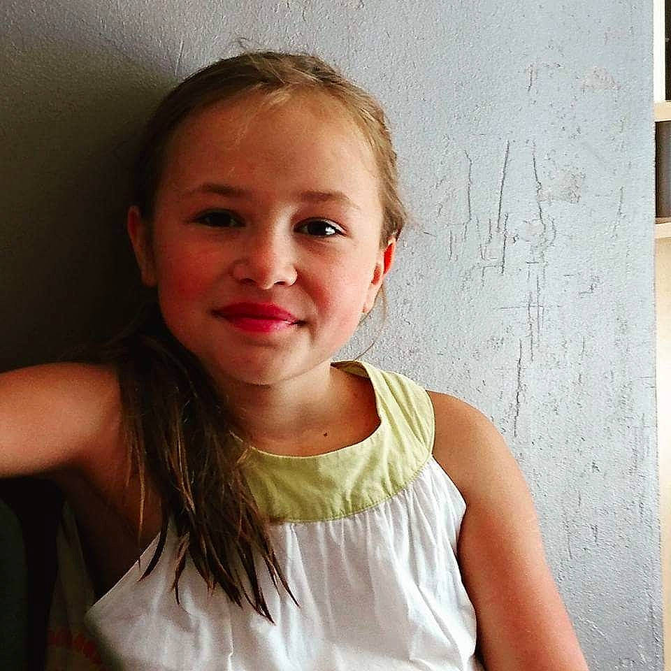 Aélia a rejoint le concours — aidez-le/la à gagner de superbes lots ! brown_hair, cheek, child, child_model, chin, ear, face, forehead, girl, hair, hairstyle, happiness, head, human_hair_color, joy, lip, neck, nose, person, smile