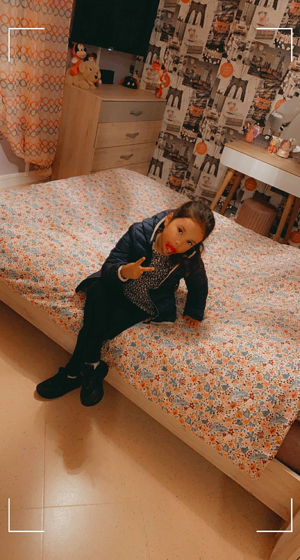 Dina participe au concours pour gagner de l'argent avec cette photo : bed, bed_frame, bed_sheet, bedding, bedroom, carpet, comfort, eyewear, fashion_design, floor, flooring, hardwood, house, linens, pattern, person, room, sitting, sunglasses, wood