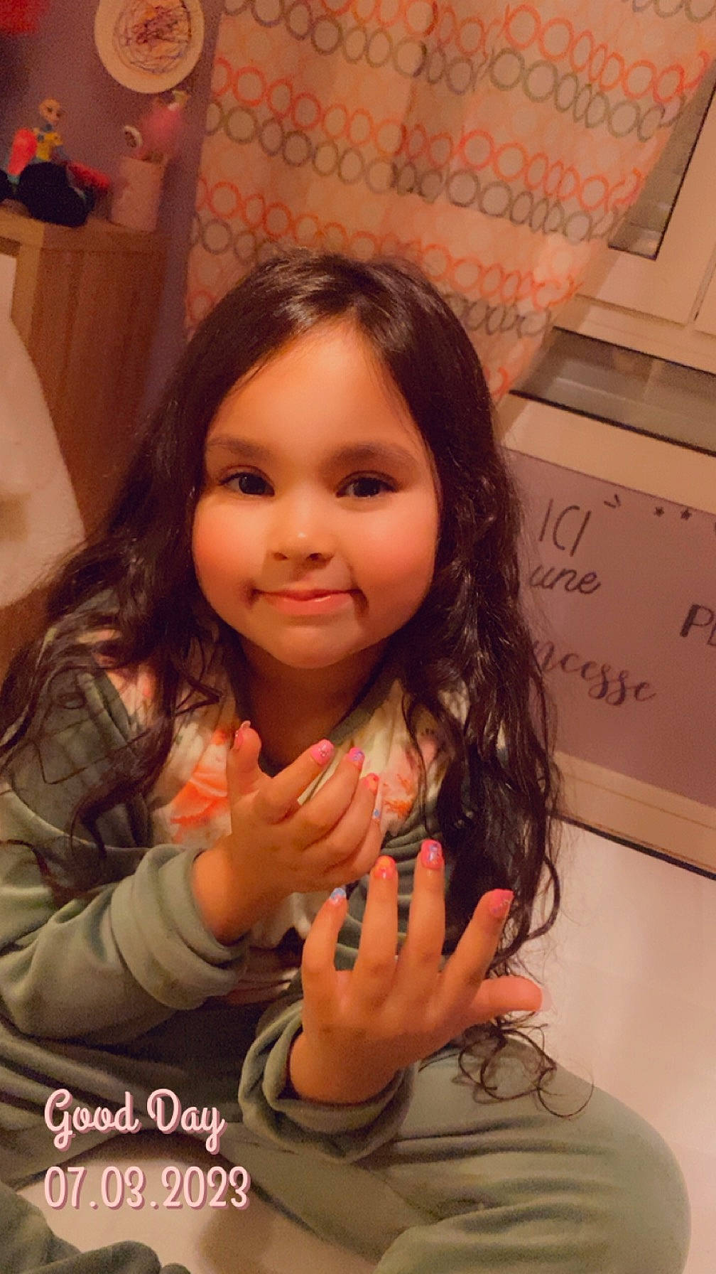 Dina a rejoint le concours — aidez-le/la à gagner de superbes lots ! black_hair, cheek, chin, eyebrow, eyelash, facial_expression, fashion, forehead, fun, gesture, happy, human, iris, joy, lip, mouth, nose, organ, people, person