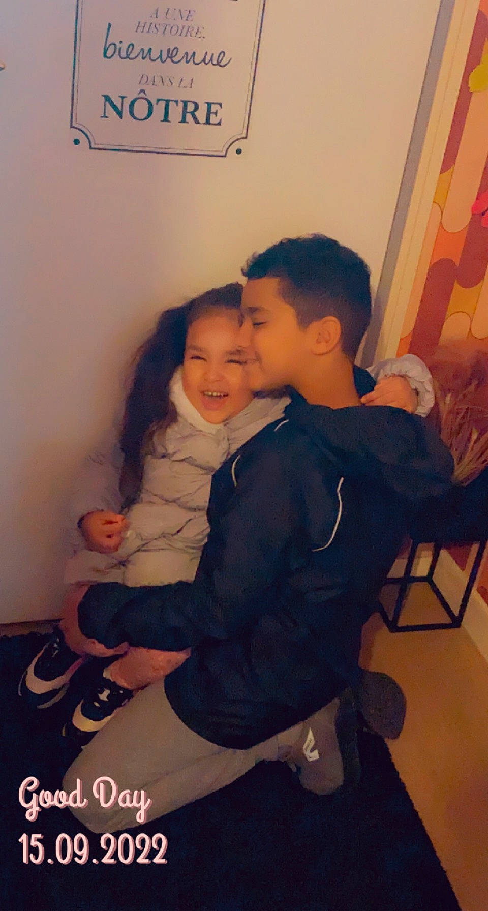 Chahine a rejoint le concours — aidez-le/la à gagner de superbes lots ! chair, cheek, child, event, flooring, fun, fur, gesture, happy, hug, joy, love, person, room, selfie, sitting, sleeve, smile, standing, t_shirt