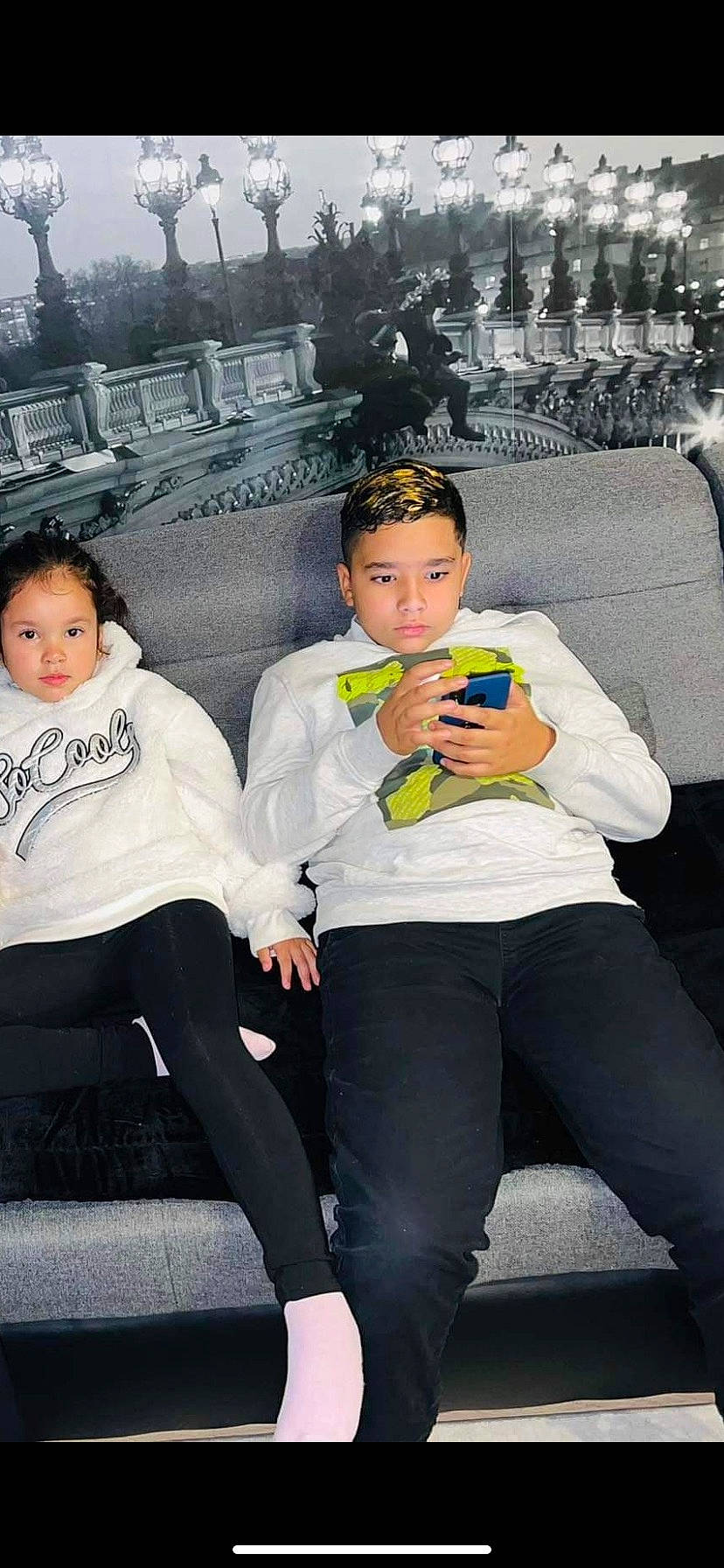 Chahine a rejoint le concours — aidez-le/la à gagner de superbes lots ! child, couch, event, face, facial_expression, flash_photography, formal_wear, friendship, fun, hairstyle, happy, head, jeans, leg, leisure, person, sitting, t_shirt, thigh, trousers