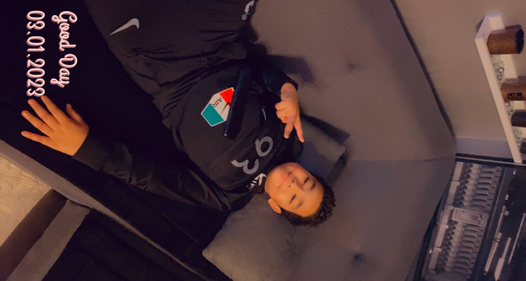 Chahine a rejoint le concours — aidez-le/la à gagner de superbes lots ! chair, elbow, event, eyewear, font, fun, gesture, joy, logo, person, room, sleeve, space, t_shirt