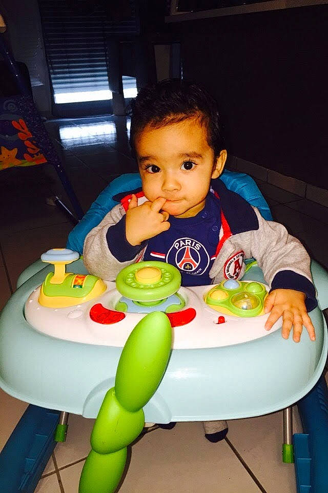 Chahine a rejoint le concours — aidez-le/la à gagner de superbes lots ! baby, baby_products, baby_toddler_clothing, bib, chair, child, comfort_food, facial_expression, food_craving, fun, hairstyle, mouth, person, plastic, play, recreation, sharing, sitting, sweetness, table