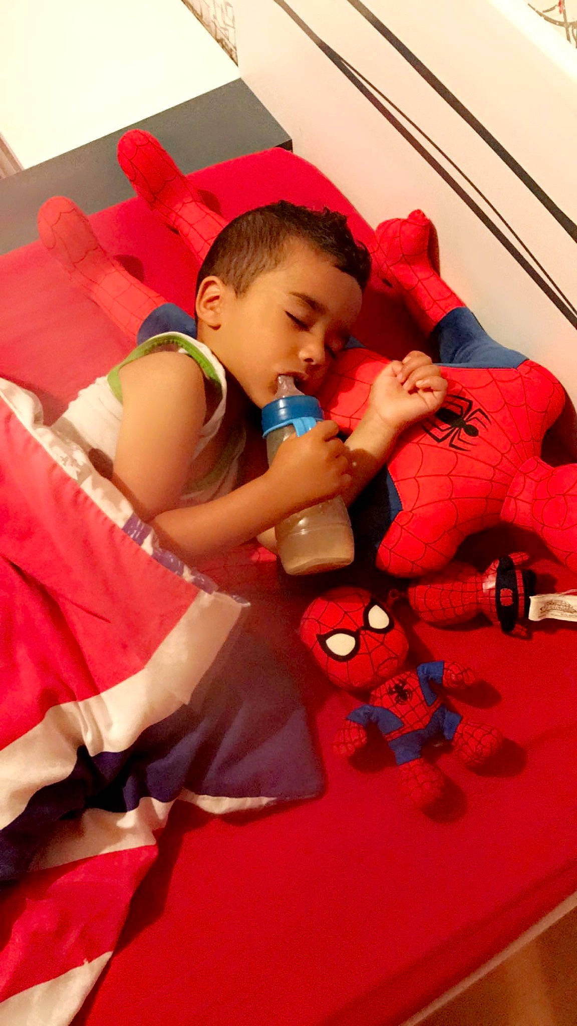 Chahine participe au concours pour gagner de l'argent avec cette photo : arm, baby, baby_toddler_clothing, bag, carmine, child, comfort, elbow, flooring, foot, fun, happy, human_leg, leg, person, red, sitting, thigh, thumb, toddler