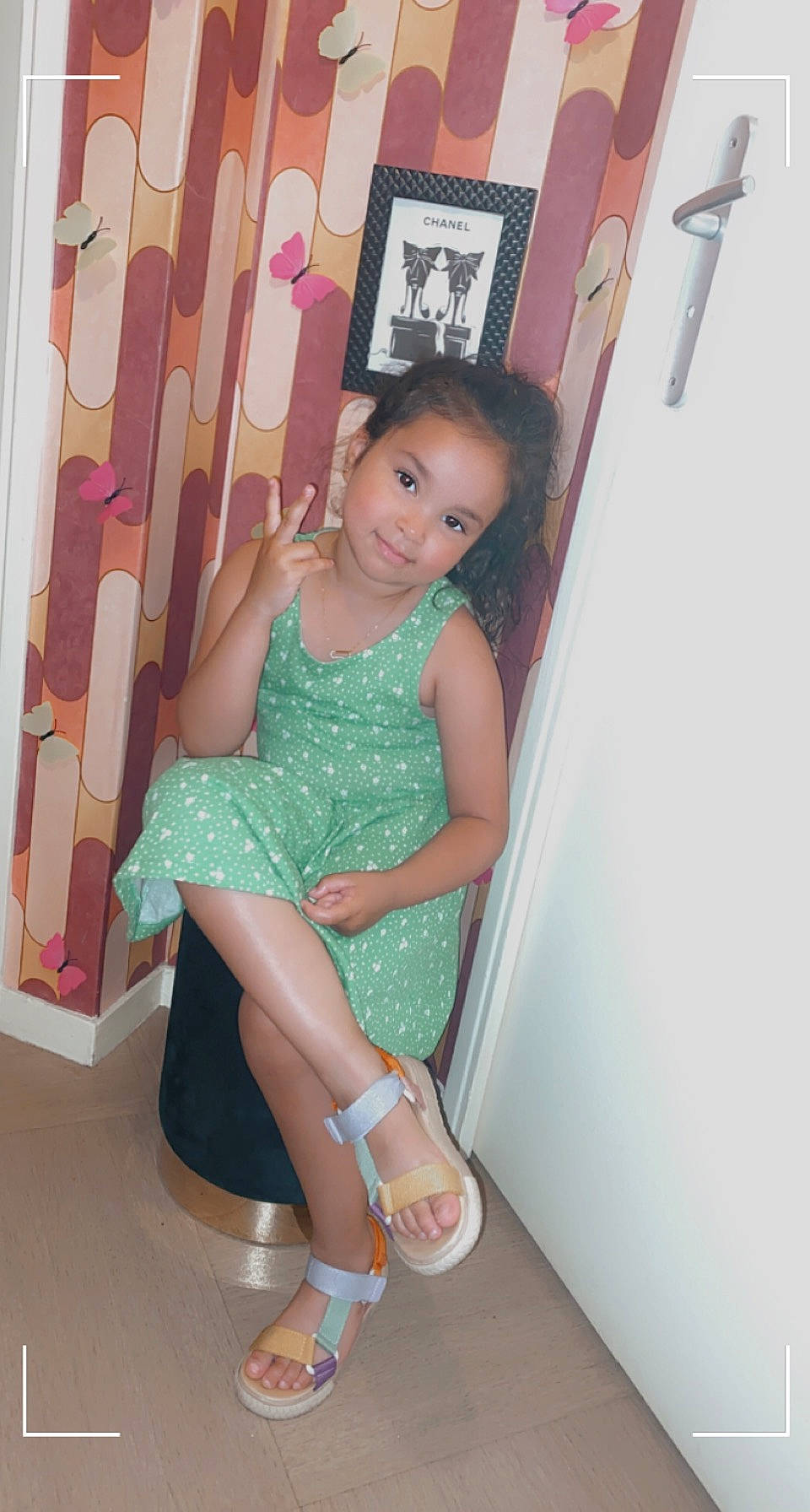 Dina participe au concours pour gagner de l'argent avec cette photo : calf, fashion, fashion_design, finger, flooring, foot, high_heels, human_leg, joint, joy, knee, leg, long_hair, magenta, one_piece_garment, person, pink, sandal, shoulder, thigh