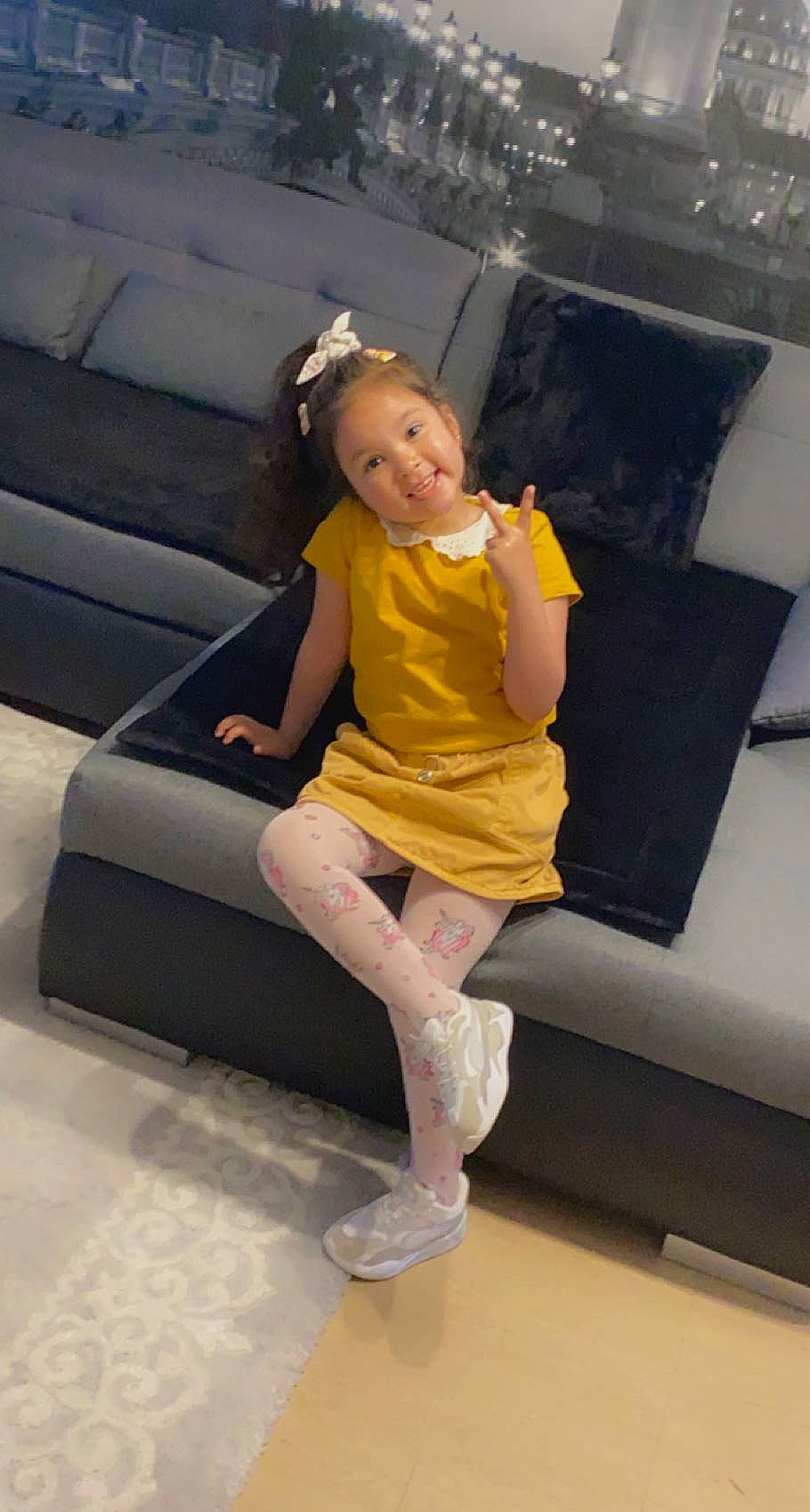 Dina participe au concours pour gagner de l'argent avec cette photo : automotive_design, comfort, couch, event, fashion_design, flash_photography, flooring, fun, human_leg, joint, joy, knee, leg, leisure, luxury_vehicle, person, sitting, sock, sportswear, t_shirt