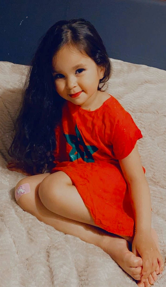 Dina a rejoint le concours — aidez-le/la à gagner de superbes lots ! arm, cheek, chin, dress, eye, face, hair, hairstyle, head, human_body, joint, joy, leg, lip, mouth, neck, nose, organ, person, shoulder