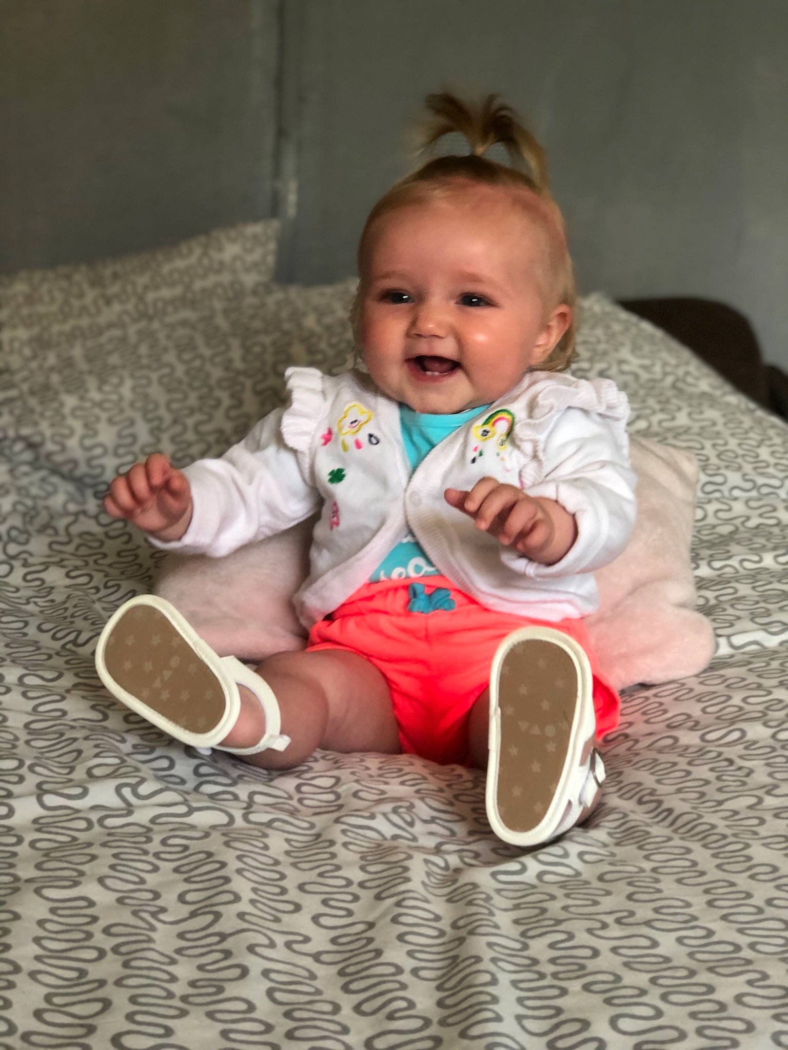 Eleonore a rejoint le concours — aidez-le/la à gagner de superbes lots ! baby, baby_toddler_clothing, child, floor, flooring, footwear, leg, person, play, product, shoe, sitting, skin, toddler