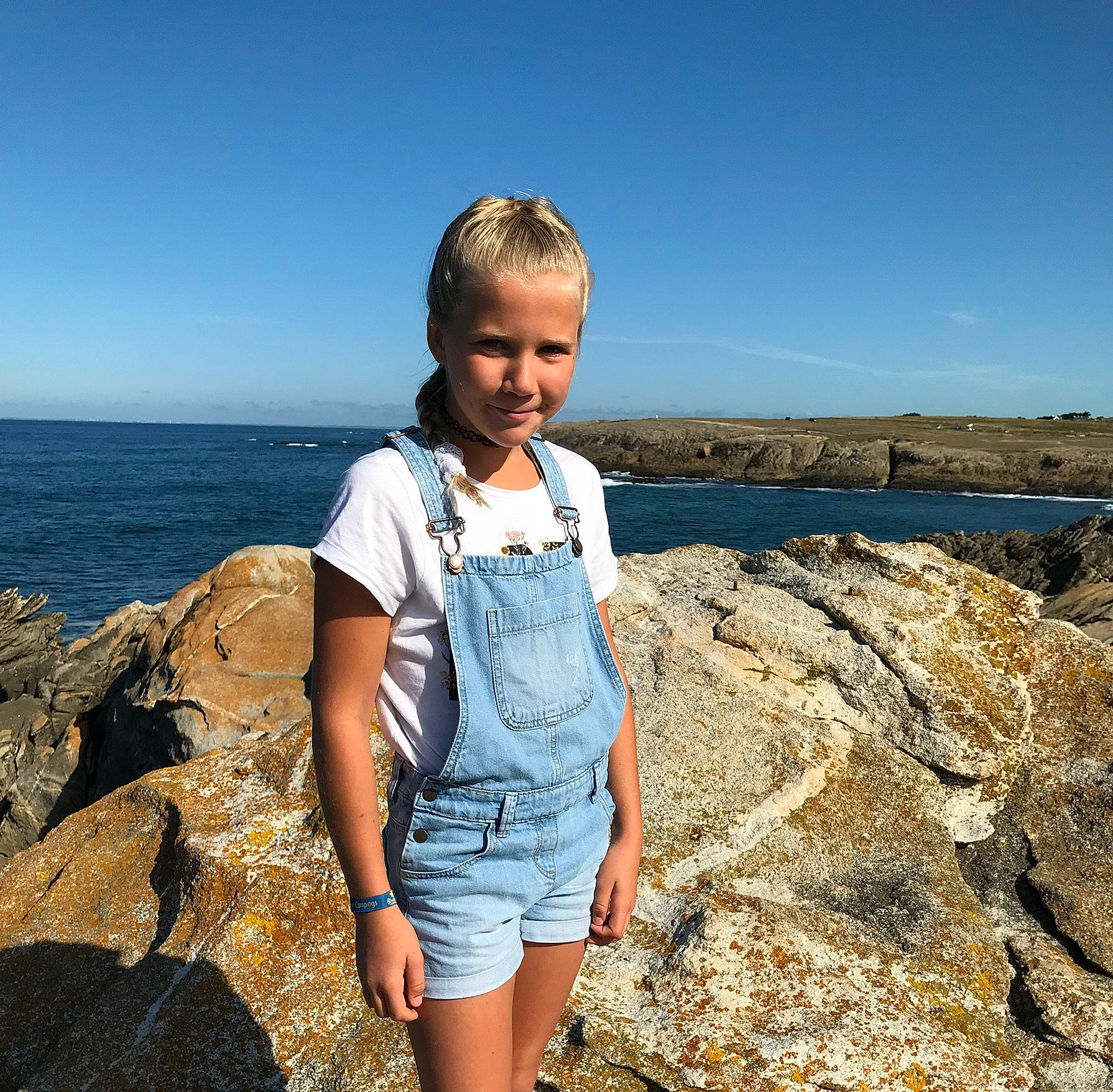Kim a rejoint le concours — aidez-le/la à gagner de superbes lots ! beach, blue, child, coast, denim, fun, happy, jeans, leg, ocean, outerwear, person, rock, sea, shorts, sky, smile, summer, t_shirt, tourism