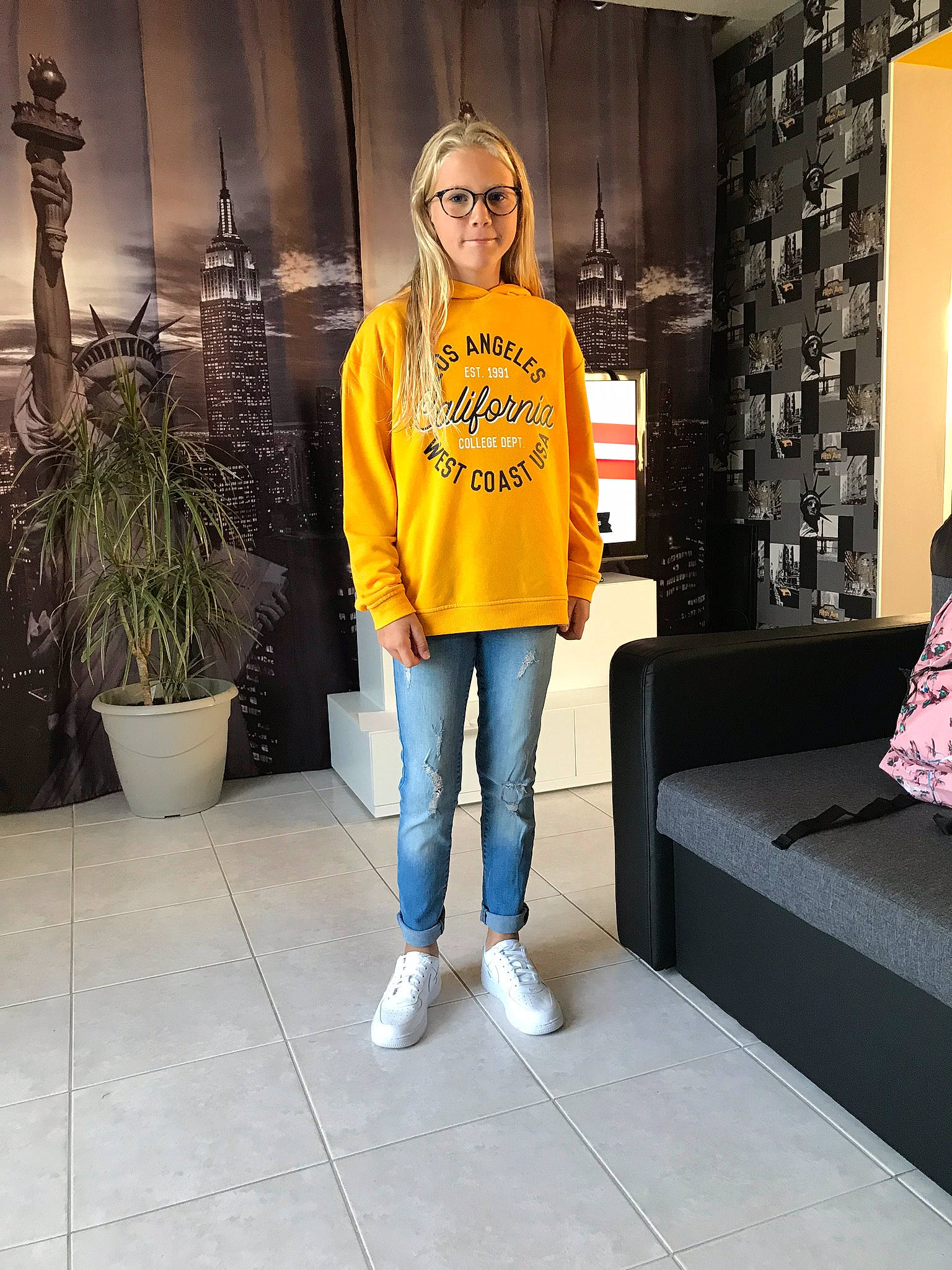 Kim participe au concours pour gagner de l'argent avec cette photo : clothing, denim, fashion, footwear, jeans, leg, outerwear, person, photography, shoe, snapshot, street_fashion, style, t_shirt, trousers, yellow