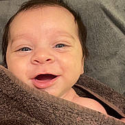 Diego a rejoint le concours — aidez-le/la à gagner de superbes lots ! baby, blanket, child, closeup, cozy, cute, expression, face, hair, happy, head, indoors, infant, person, portrait, skin, smile, towel, wrapped, young