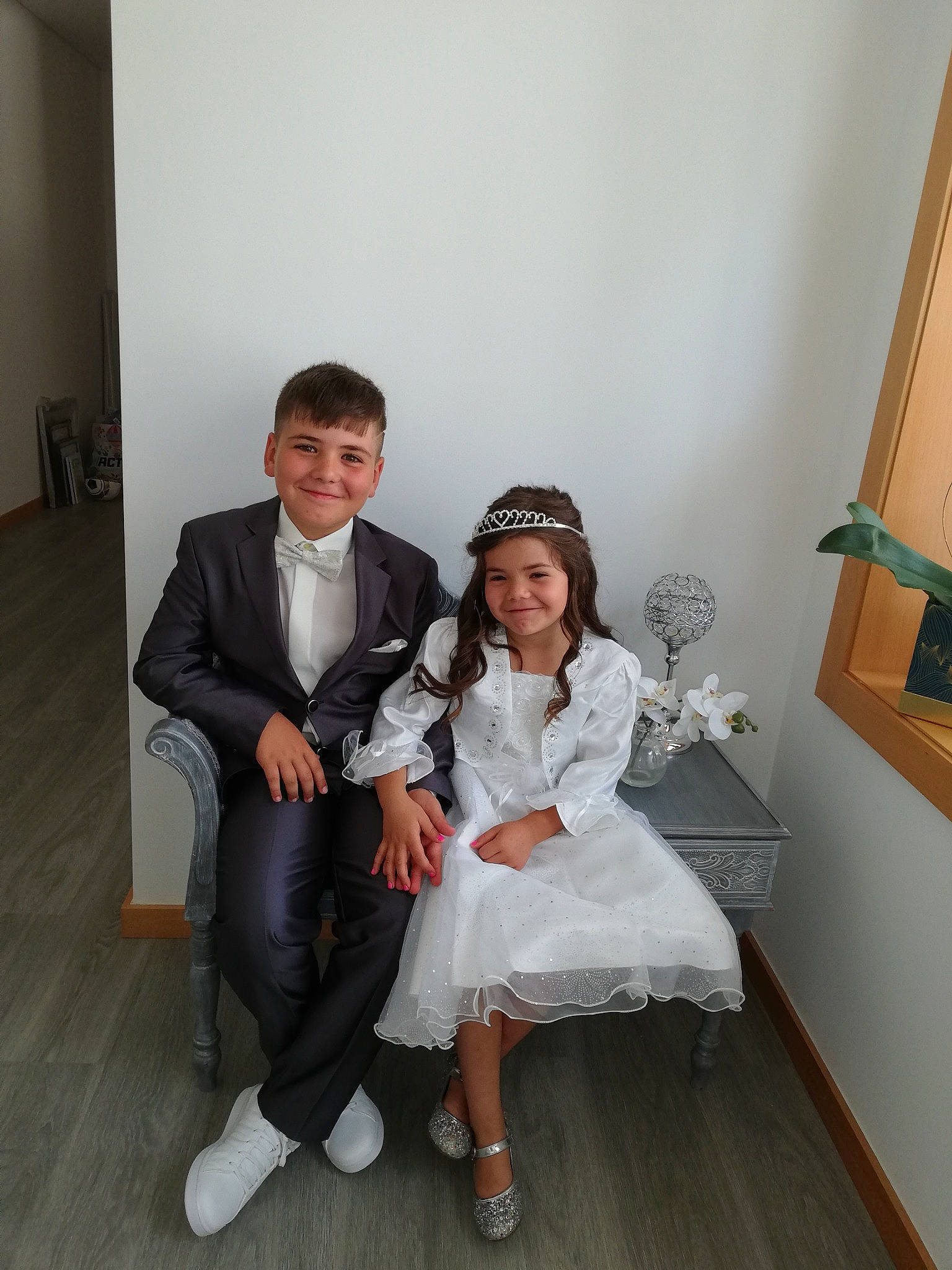 Mariana a rejoint le concours — aidez-le/la à gagner de superbes lots ! bridal_accessory, bridal_clothing, bridal_party_dress, bride, dress, event, fashion_design, flash_photography, flooring, formal_wear, fun, gown, happy, headwear, joy, leg, person, picture_frame, shoe, smile