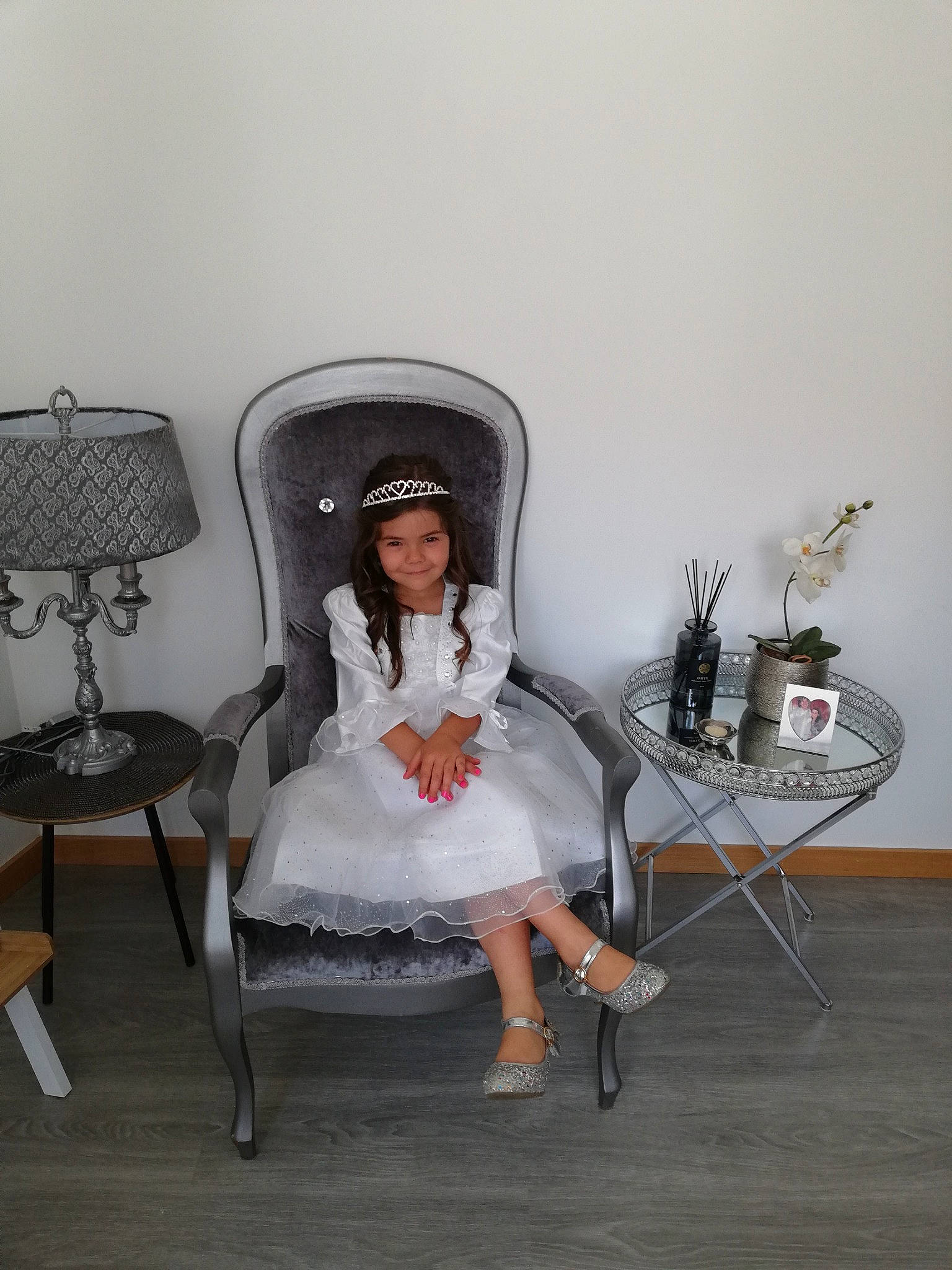 Mariana a rejoint le concours — aidez-le/la à gagner de superbes lots ! chair, comfort, dress, embellishment, event, fashion_accessory, fashion_design, floor, flooring, formal_wear, furniture, grey, headwear, interior_design, joy, pattern, person, rectangle, shoe, sitting