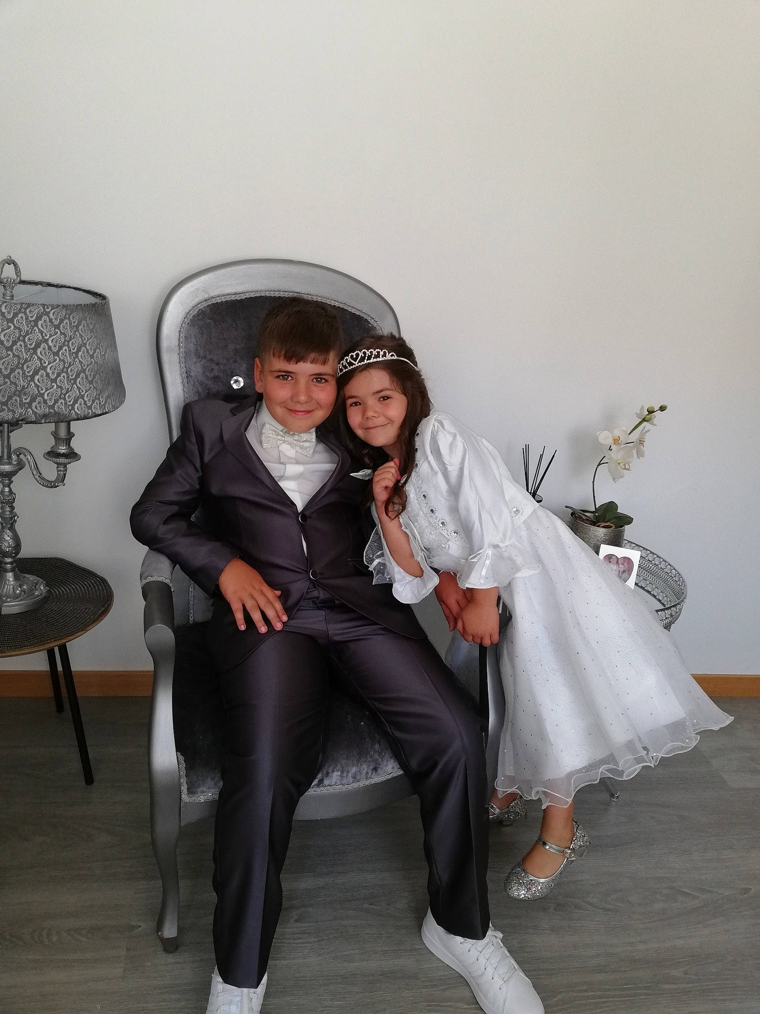 Mariana participe au concours pour gagner de l'argent avec cette photo : black_hair, event, eyewear, fashion_design, flooring, formal_wear, fun, gesture, glasses, hairstyle, happy, headwear, human_leg, jewellery, joy, knee, leg, person, shoe, shoulder