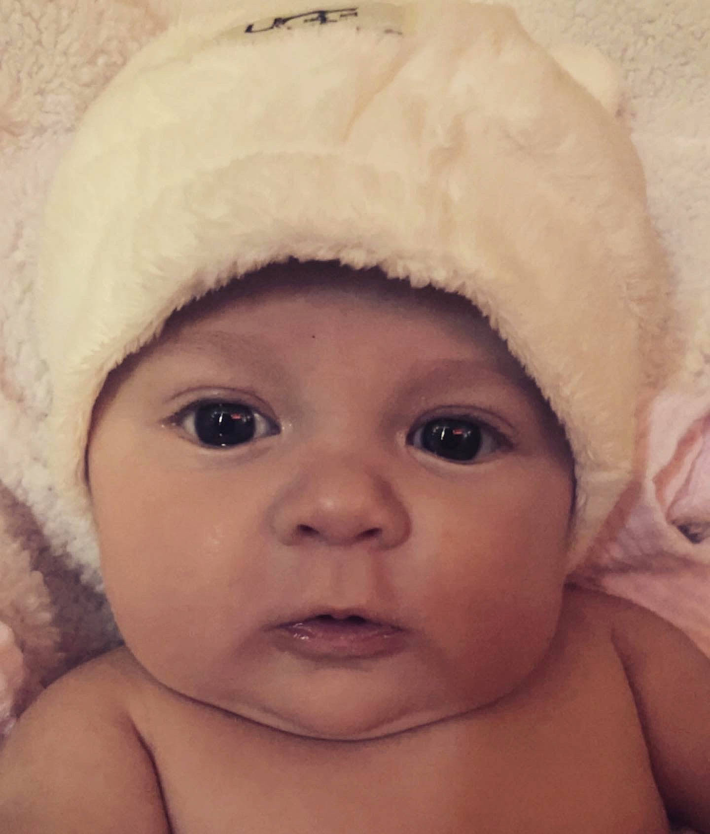 Everly a rejoint le concours — aidez-le/la à gagner de superbes lots ! baby, baby_sleeping, cap, cheek, comfort, costume_hat, ear, eye, eyelash, face, fur_clothing, happy, headgear, headwear, iris, knit_cap, lip, mouth, nose, person