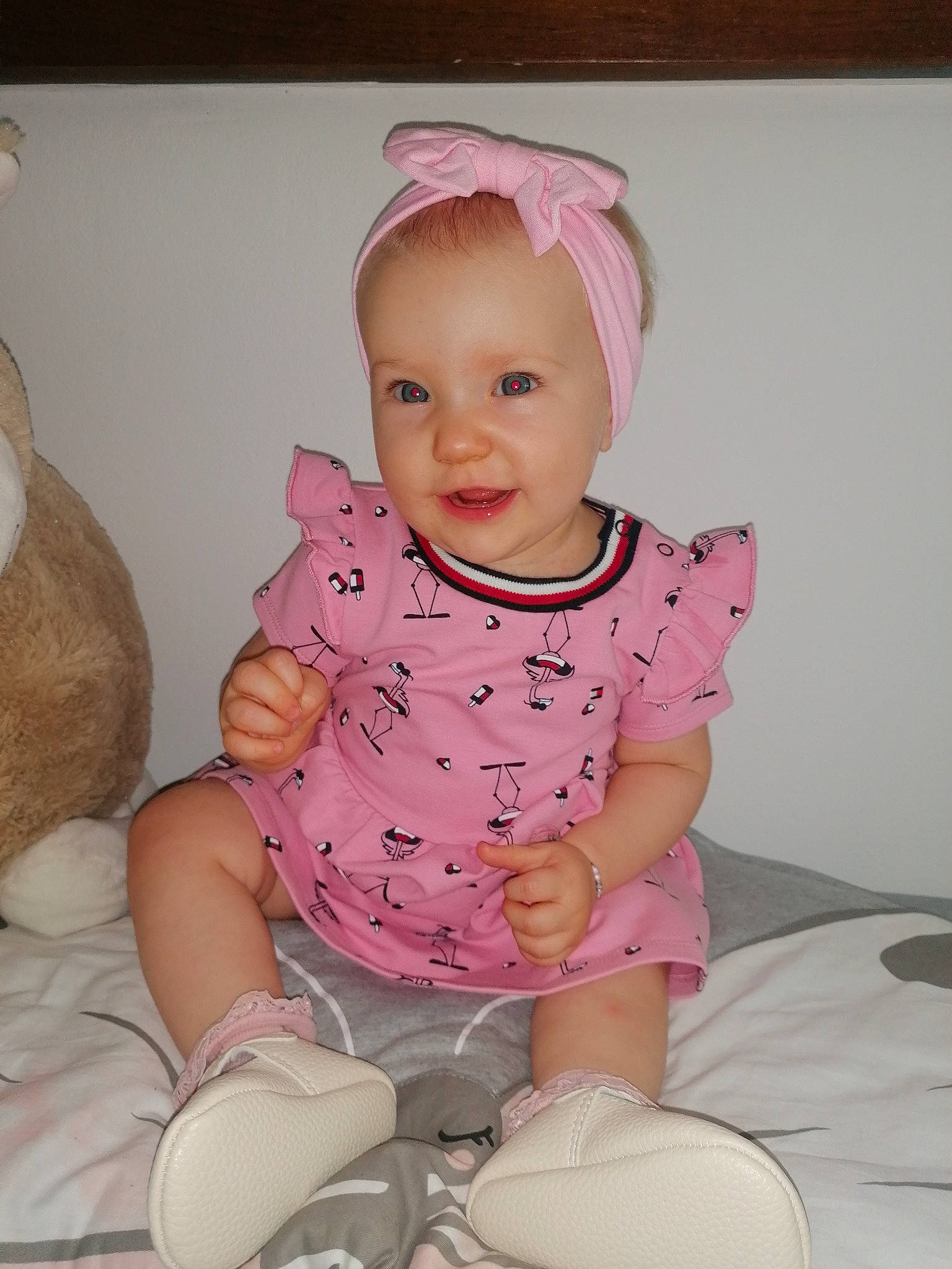 Victoire participe au concours pour gagner de l'argent avec cette photo : baby, baby_products, baby_toddler_clothing, cheek, child, ear, head, person, pink, product, sitting, skin, sleeve, smile, toddler