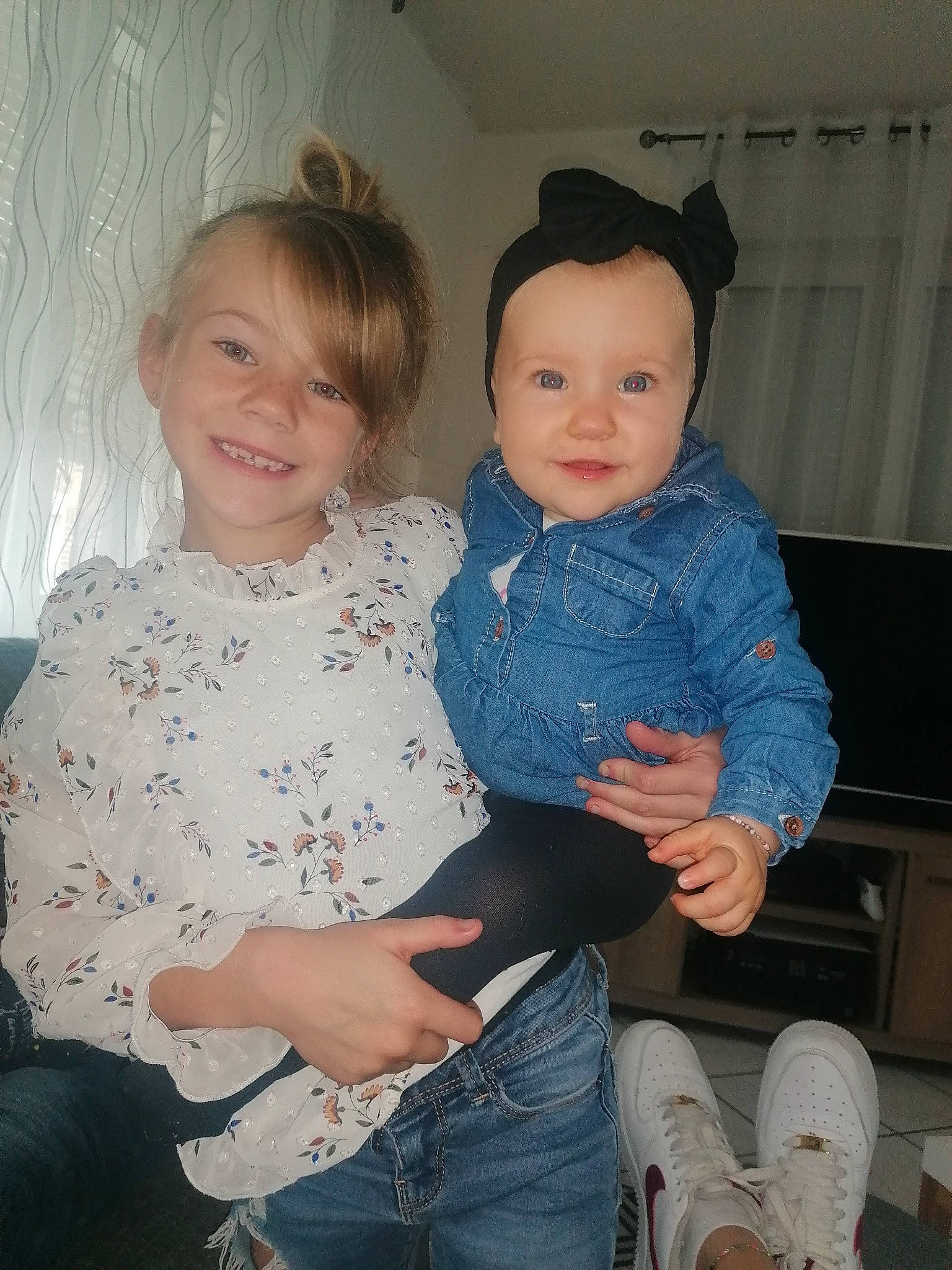 Victoire a rejoint le concours — aidez-le/la à gagner de superbes lots ! abdomen, arm, baby, cheek, child, ear, eye, face, head, human_body, iris, jeans, joy, leg, organ, people, person, sitting, skin, standing