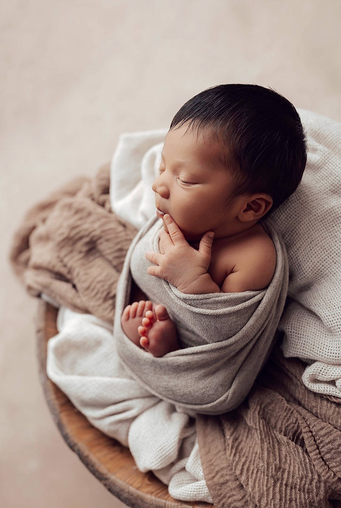 Elyzio participe au concours pour gagner de l'argent avec cette photo : arm, baby, baby_sleeping, baby_toddler_clothing, cheek, comfort, ear, eye, finger, hairstyle, hand, happy, headgear, human_body, lip, mouth, neck, nose, person, skin