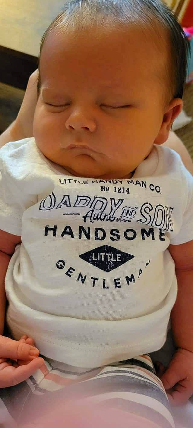 Lawrence is registered to the contest to win money with this photo: cheek, chin, eye, eyebrow, eyelash, facial_expression, forehead, green, hairstyle, hand, human, human_body, lip, neck, nose, organ, person, photograph, product, skin