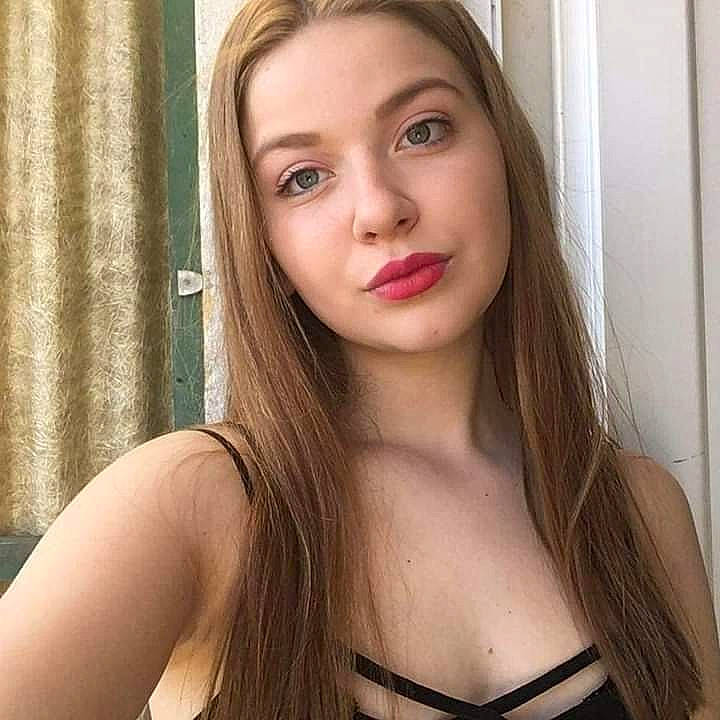 Laura participe au concours pour gagner de l'argent avec cette photo : beauty, blond, brown_hair, cheek, chest, chin, eyebrow, face, forehead, hair, hair_coloring, hairstyle, jaw, layered_hair, lip, long_hair, model, nose, person, photography