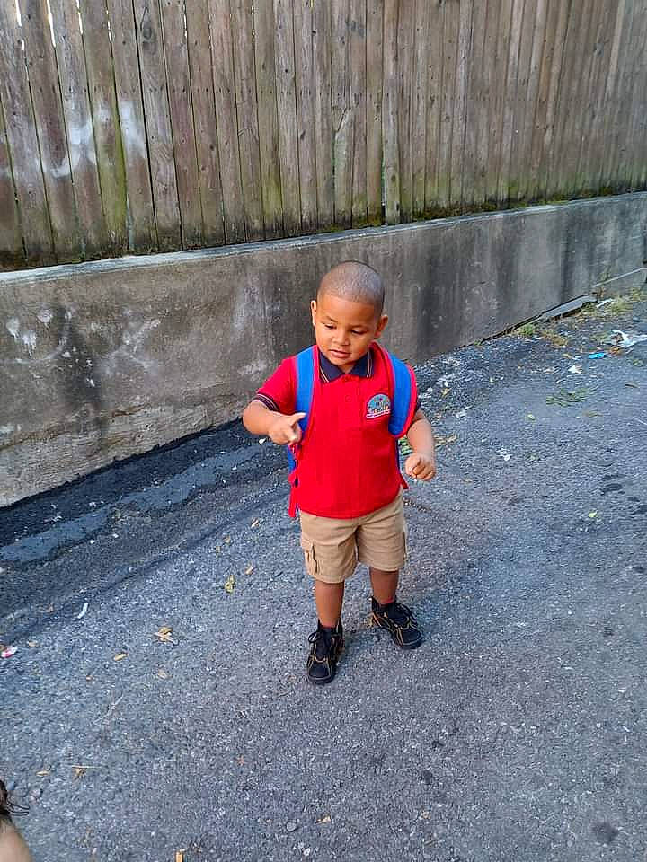 Ezequiel is registered to the contest to win money with this photo: asphalt, child, concrete, electric_blue, grass, human_leg, leisure, pedestrian, person, recreation, road, road_surface, shadow, shorts, sidewalk, sleeve, t_shirt, tar, toddler, walking