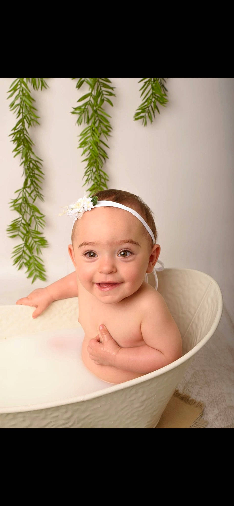 Maxine a rejoint le concours — aidez-le/la à gagner de superbes lots ! baby, baby_bathing, baby_products, bathing, bathroom, cheek, chest, child, conifer, eye, fun, happy, headgear, joy, leisure, person, plant, plumbing, plumbing_fixture, sitting