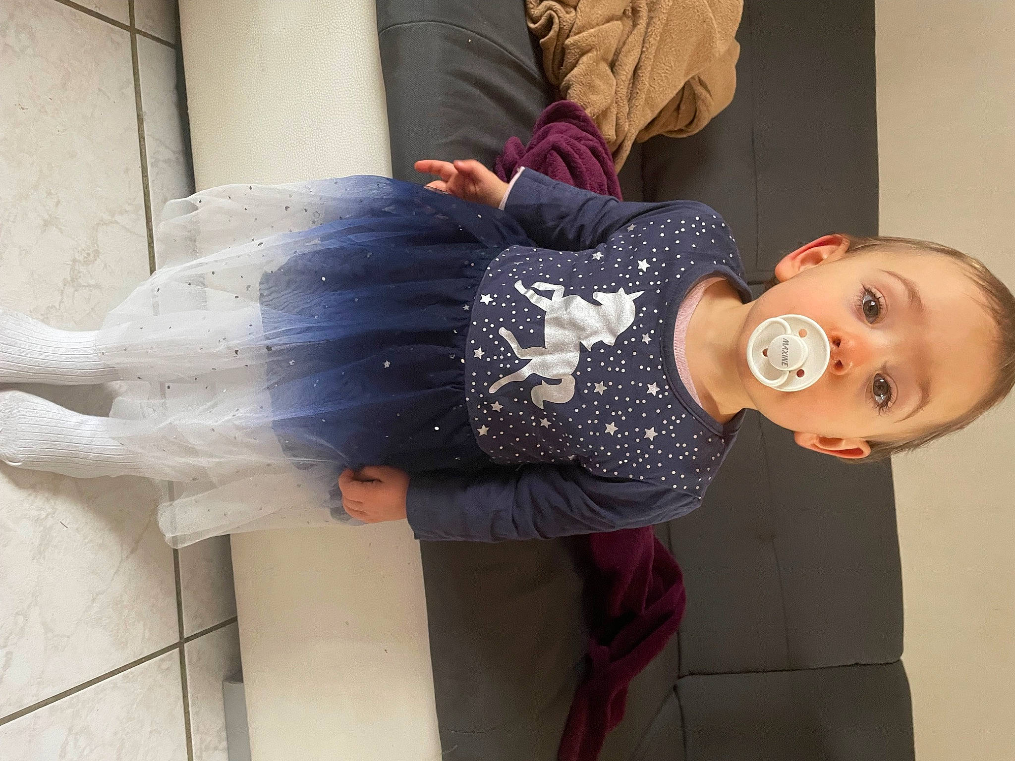 Maxine a rejoint le concours — aidez-le/la à gagner de superbes lots ! baby, baby_toddler_clothing, child, comfort, costume, fashion_design, knee, person, room, sitting, sleeve, textile, thigh, toddler, waist, wrist