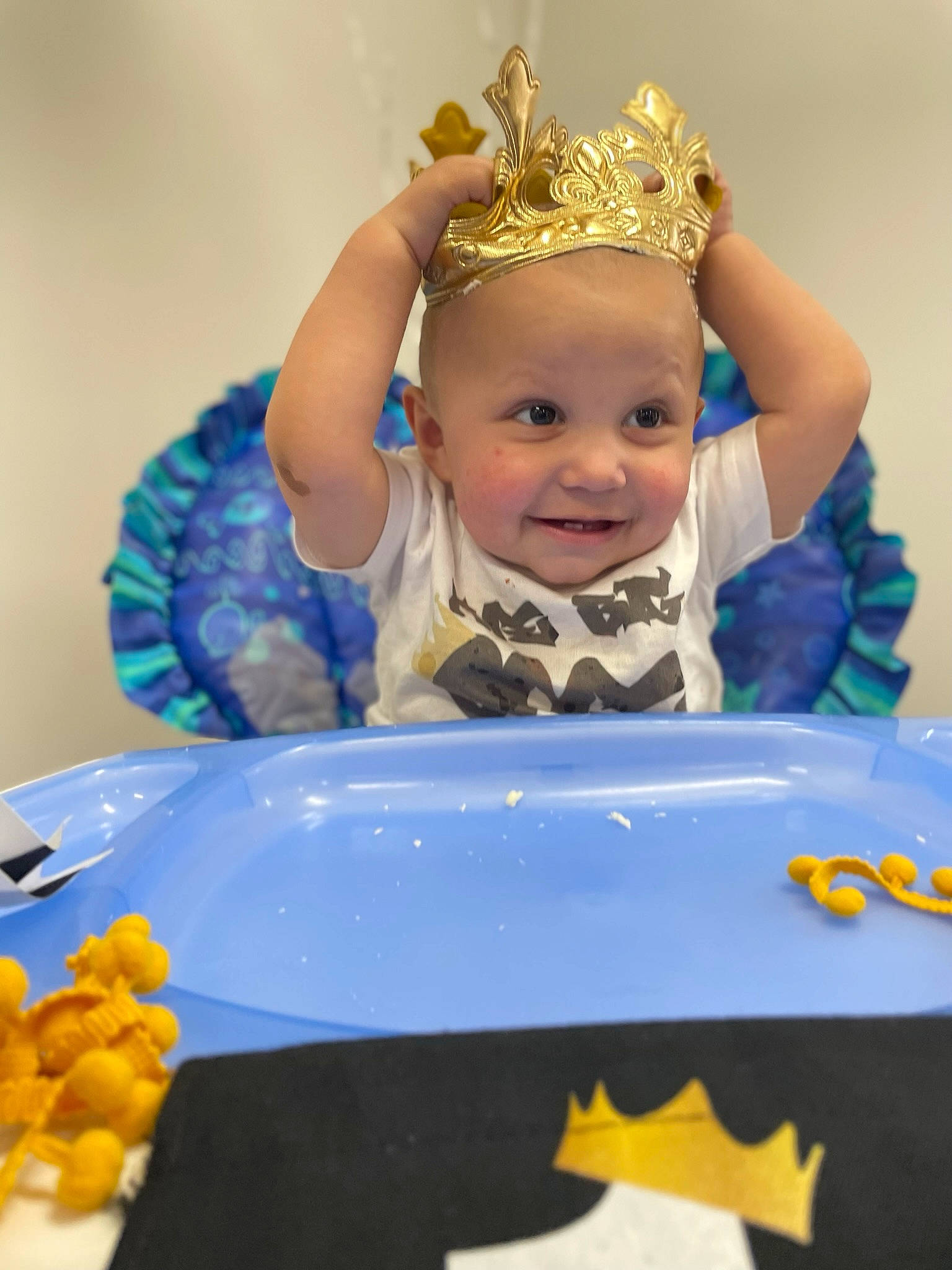 Lux is registered to the contest to win money with this photo: baby, baby_toddler_clothing, blue, cake, cake_decorating, child, crown, event, fun, happy, headpiece, jewellery, joy, organ, party_supply, person, smile, sugar_cake, sweetness, tiara