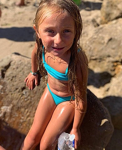 Naolyne a rejoint le concours — aidez-le/la à gagner de superbes lots ! body_of_water, brassiere, chest, face, hair, happy, head, joy, leisure, lingerie, lingerie_top, long_hair, people_in_nature, people_on_beach, person, smile, summer, swimsuit_top, swimwear, thigh