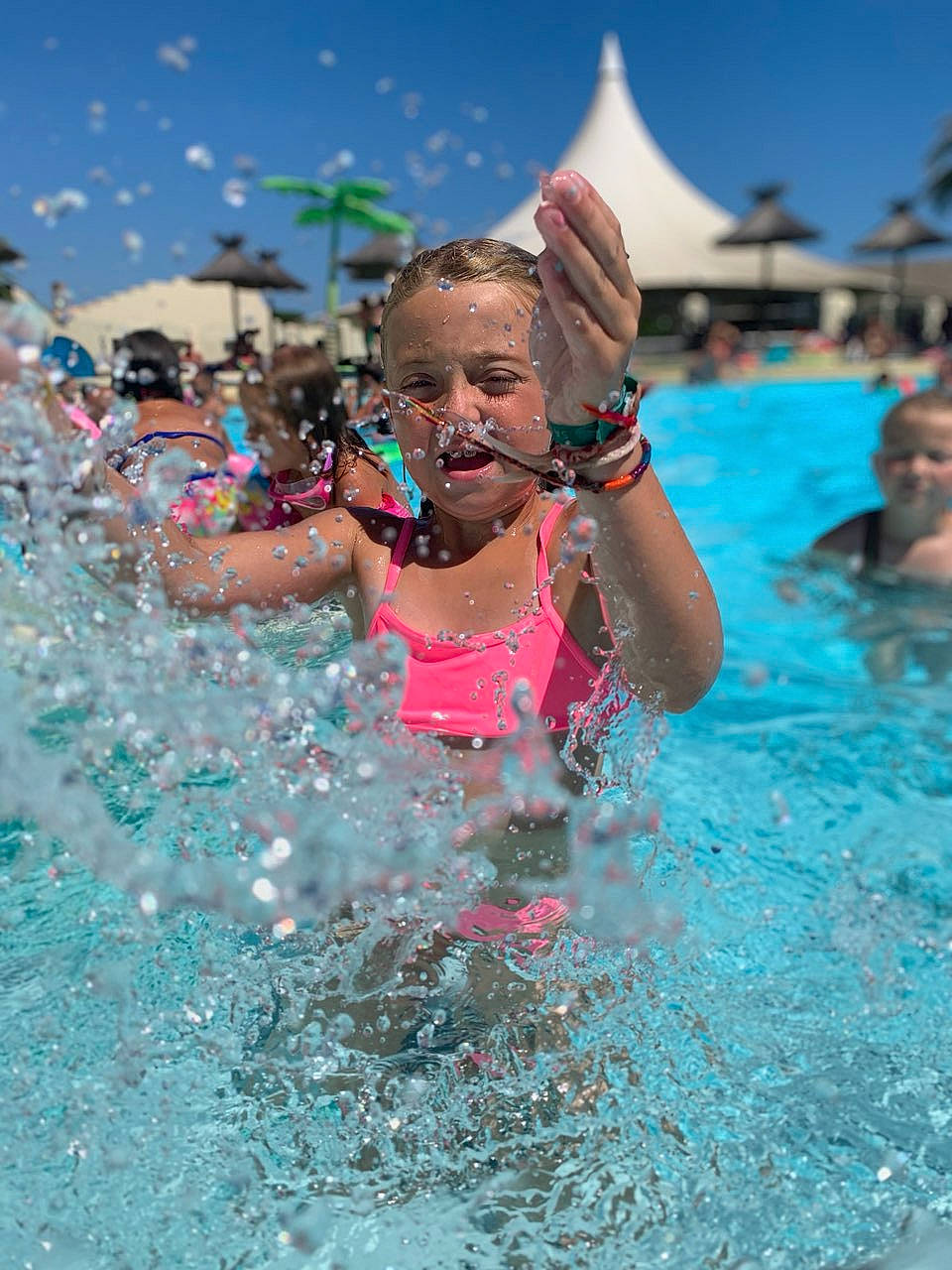 Naolyne a rejoint le concours — aidez-le/la à gagner de superbes lots ! azure, bathing, blurred, brassiere, cap, chest, child, competition_event, event, fun, goggles, happy, leisure, person, personal_protective_equipment, recreation, sky, sports, swimmer, swimming_pool