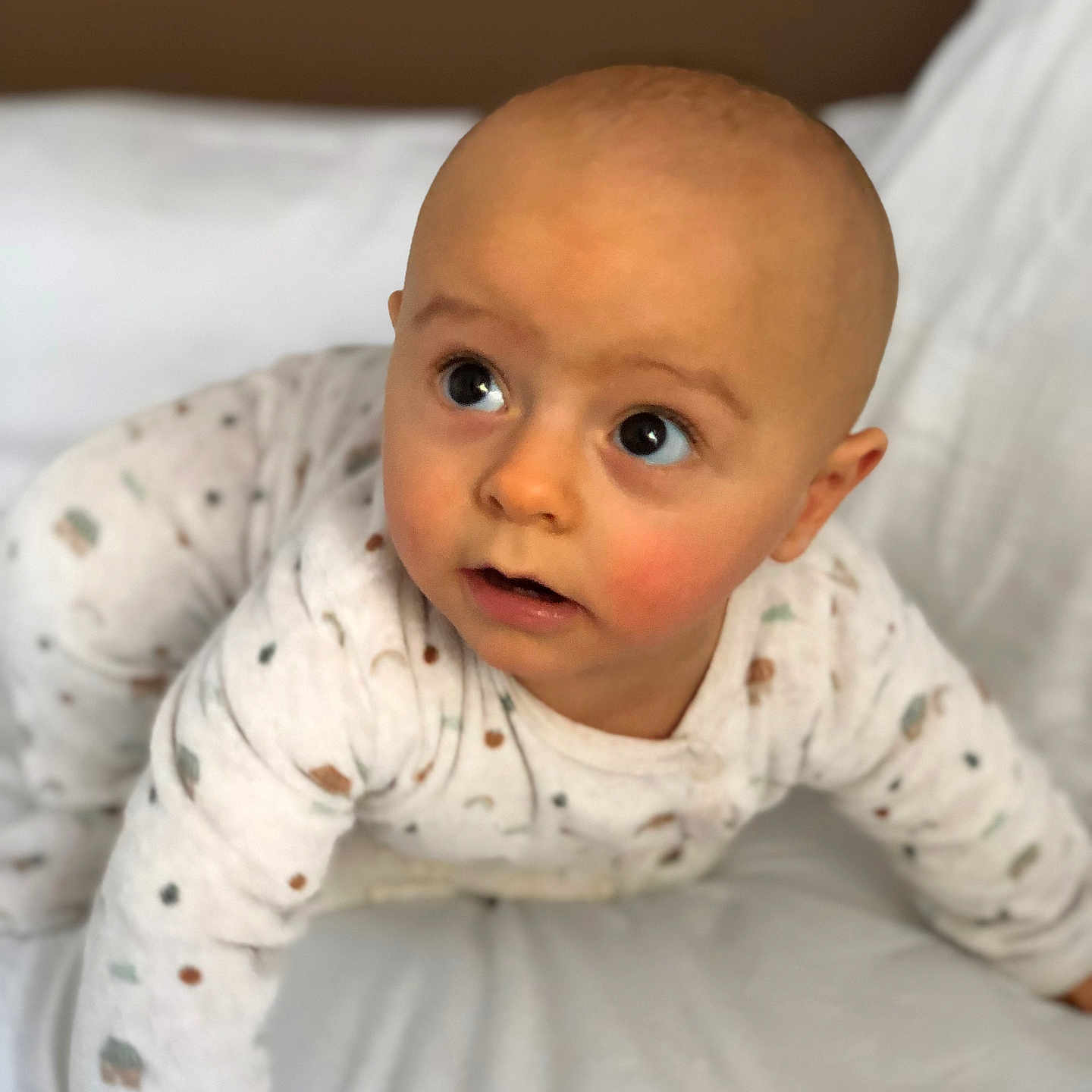 Marciano a rejoint le concours — aidez-le/la à gagner de superbes lots ! baby, bedroom, child, closeup, crawling, cute, expression, face, head, indoor, infant, looking_up, pajamas, person, rosy_cheeks, skin, sleepwear, soft_light, white_bed, wide_eyes