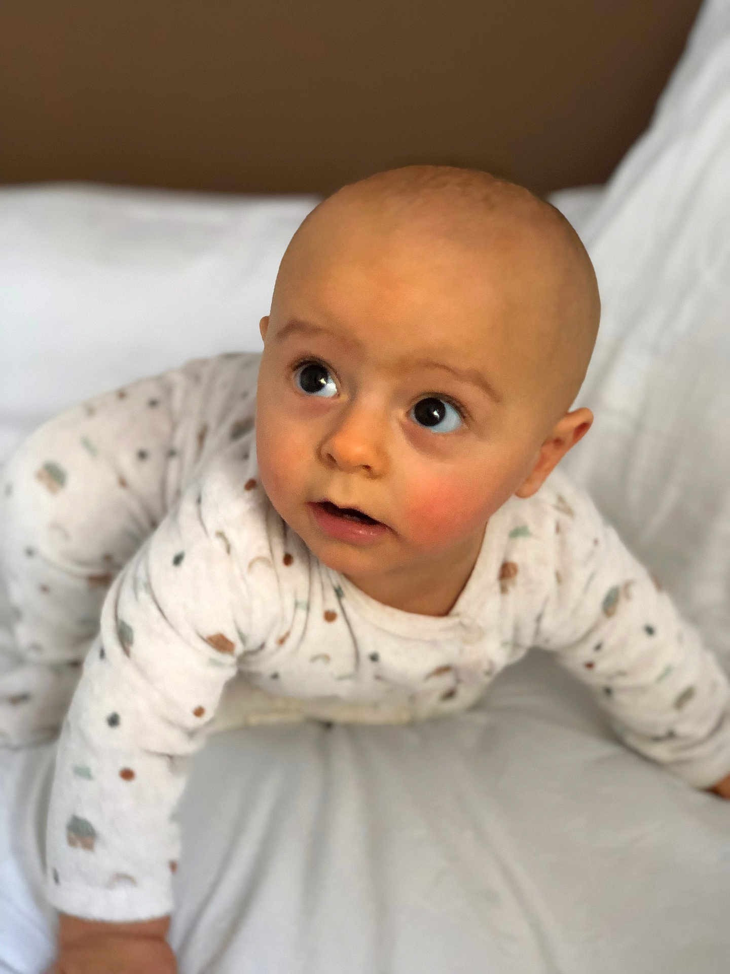 Marciano a rejoint le concours — aidez-le/la à gagner de superbes lots ! baby, infant, crawling, pajamas, white_bed, cute, child, wide_eyes, rosy_cheeks, soft_light, indoor, closeup, face, head, expression, looking_up, skin, person, sleepwear, bedroom