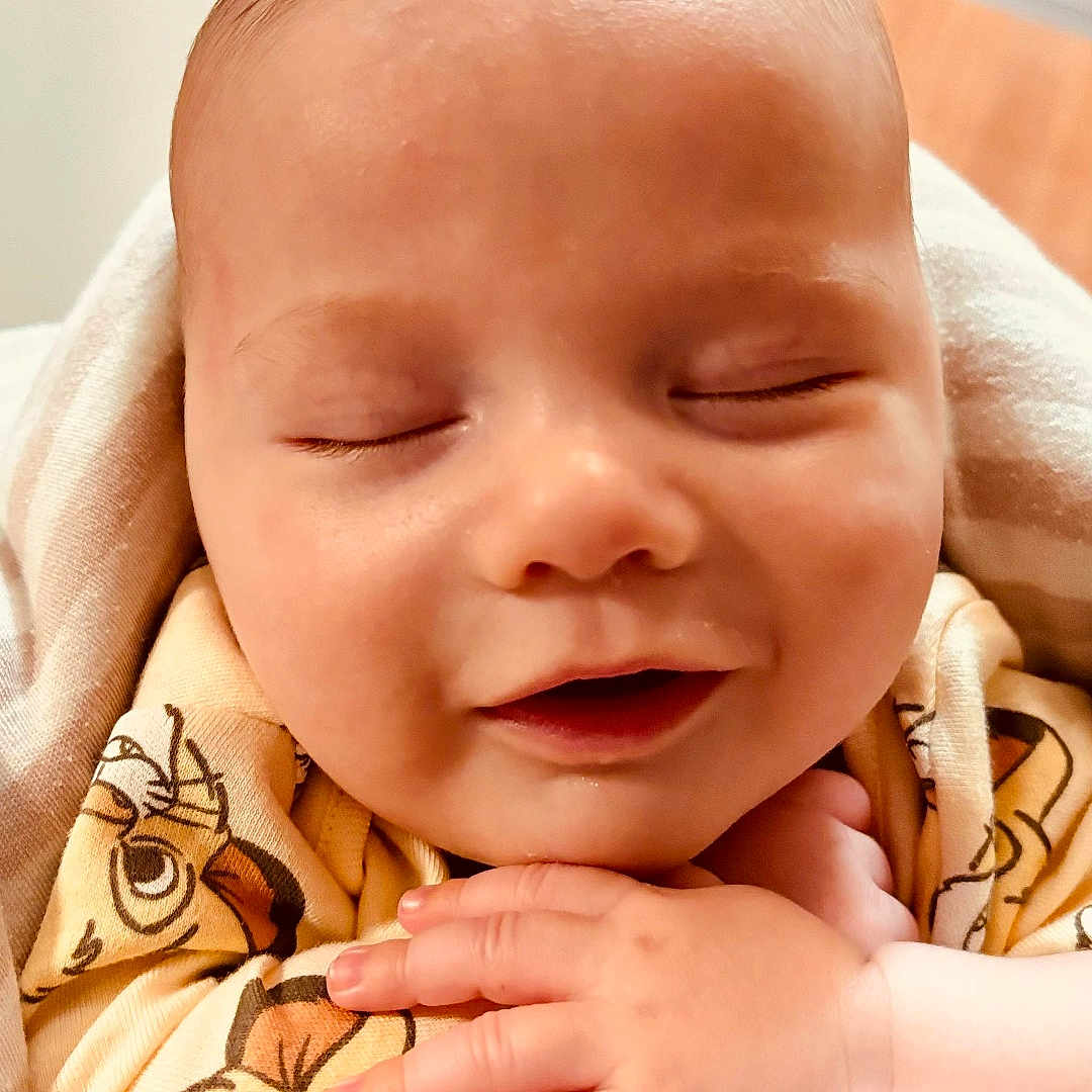 Tiam Bazin a rejoint le concours — aidez-le/la à gagner de superbes lots ! baby, blanket, cartoon_print, child, clothing, cozy, cute, cute_outfit, face, hand, indoors, infant, newborn, peaceful, portrait, skin, sleeping, smiling, soft, wrapped