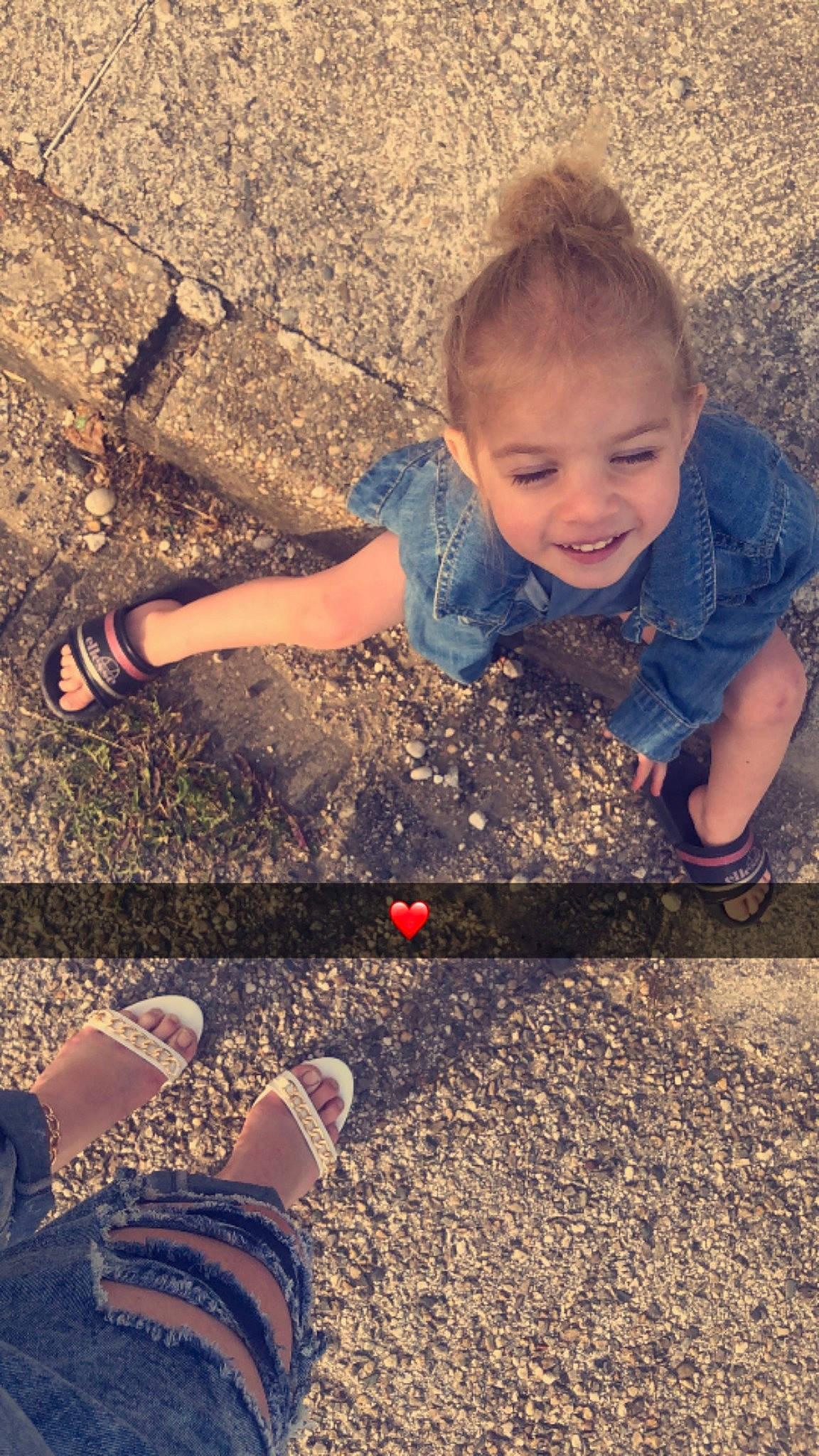 Milla participe au concours pour gagner de l'argent avec cette photo : asphalt, cool, finger, fun, gesture, grass, happy, head, joy, leaf, leg, morning, nature, people_in_nature, person, public_space, road_surface, smile, standing, sunlight