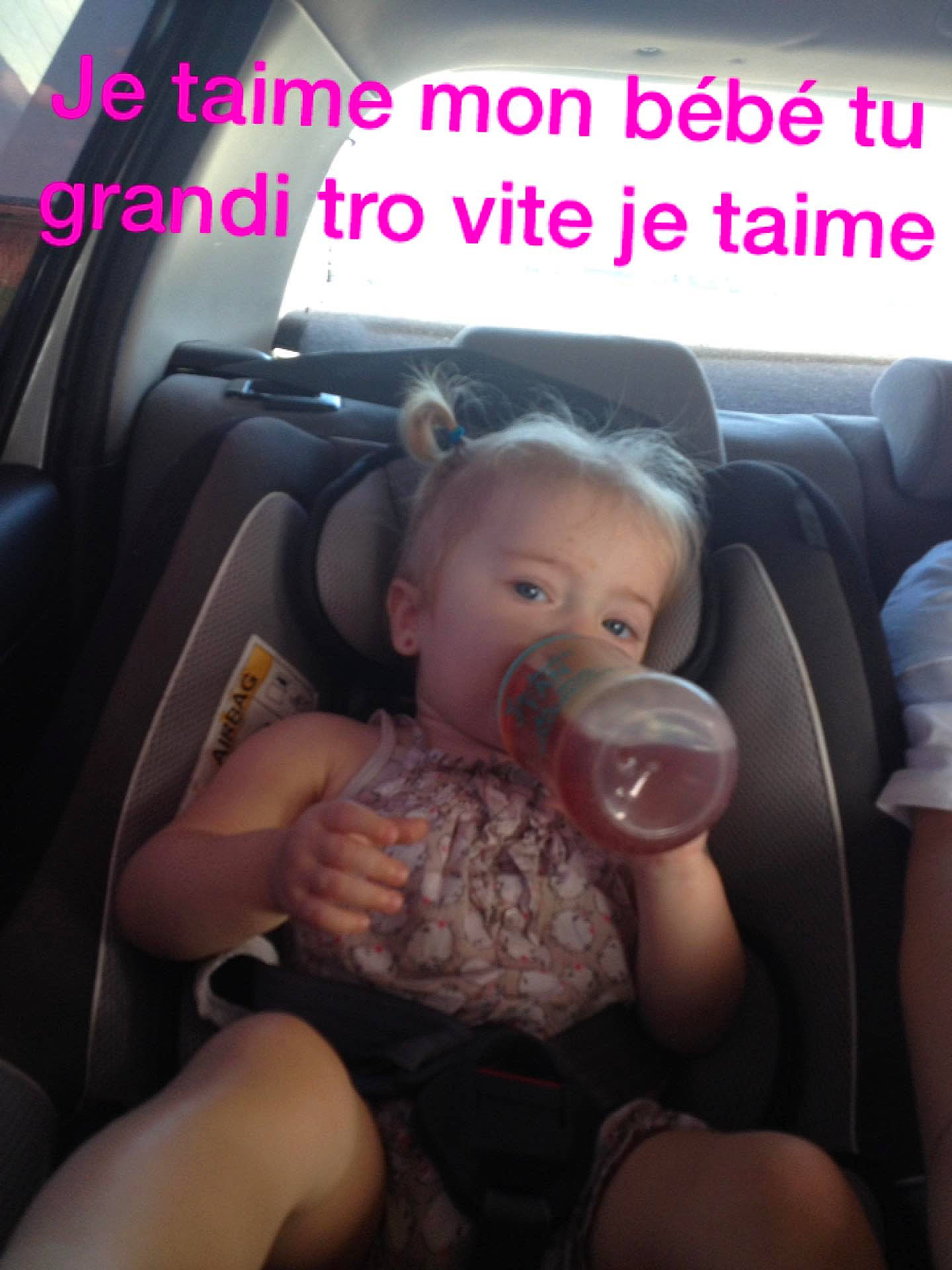 Maeva a rejoint le concours — aidez-le/la à gagner de superbes lots ! car_seat, child, ear, finger, girl, hand, infant, mouth, person, photo_caption, product, toddler