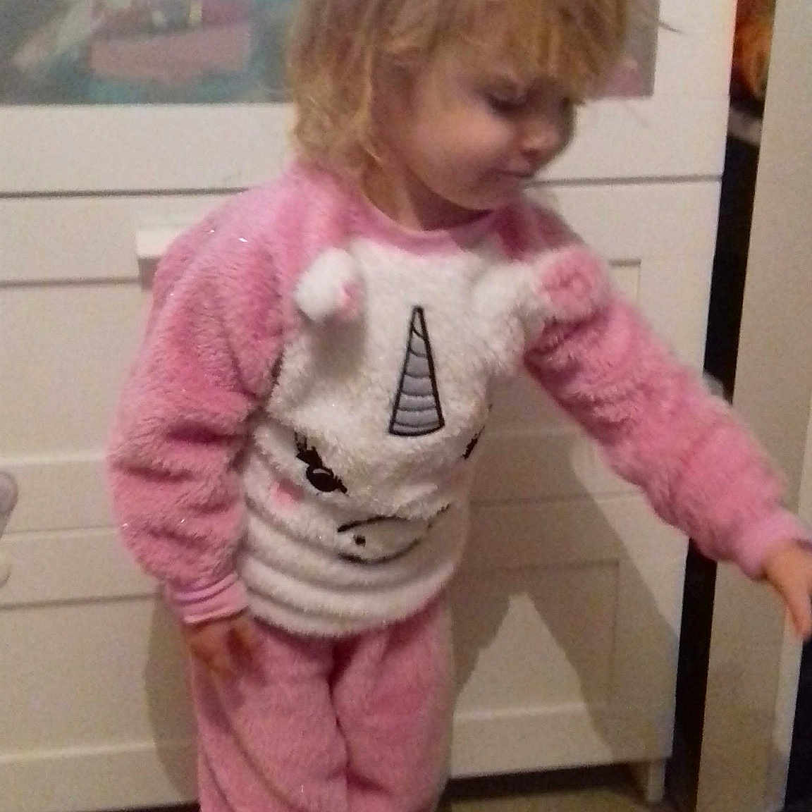 Maeva participe au concours pour gagner de l'argent avec cette photo : arm, blond, child, cool, day, flooring, fun, girl, hair, hairstyle, human_hair_color, outerwear, person, pink, play, product, standing, textile, toddler