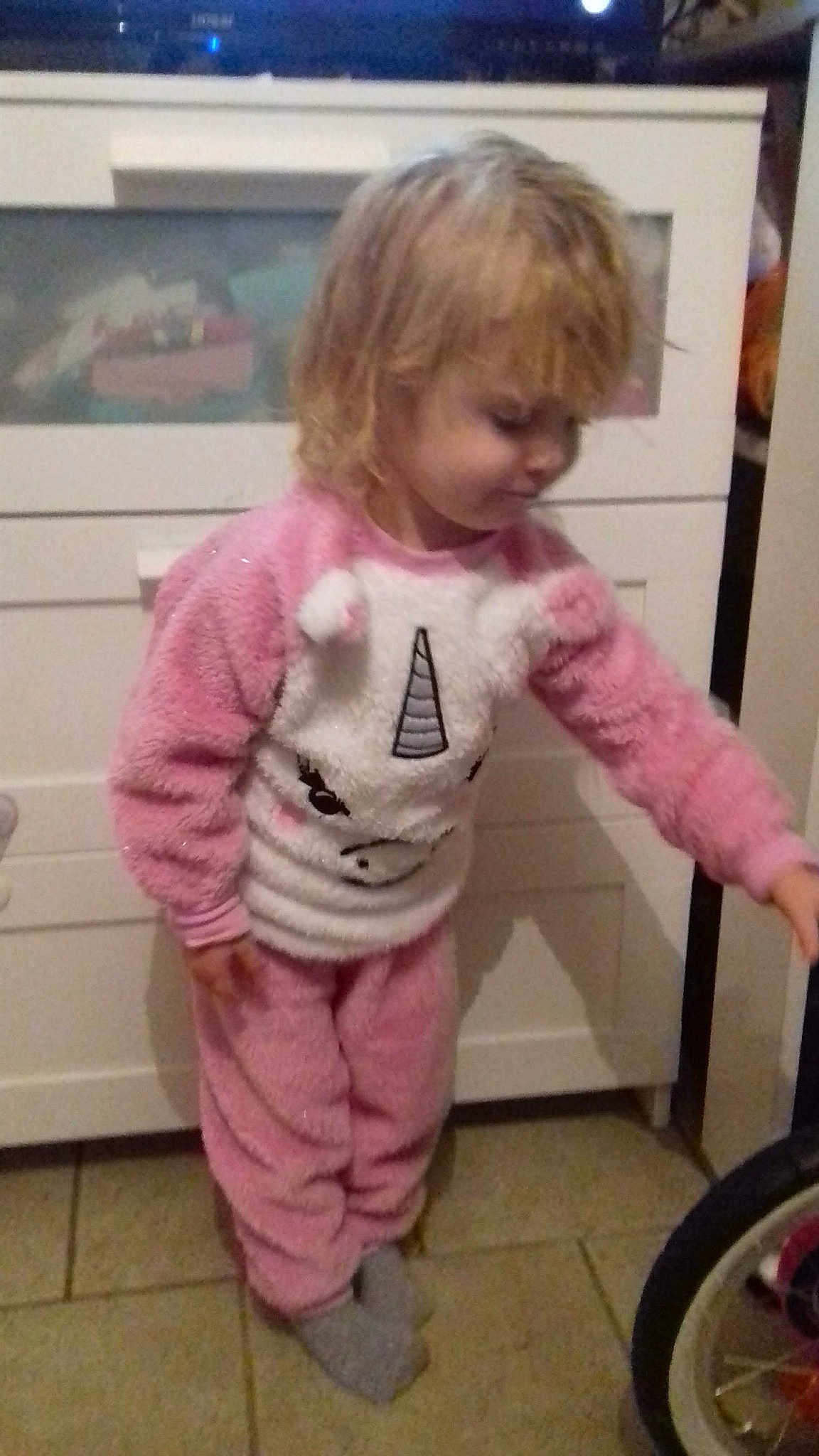 Maeva participe au concours pour gagner de l'argent avec cette photo : arm, blond, child, cool, day, flooring, fun, girl, hair, hairstyle, human_hair_color, outerwear, person, pink, play, product, standing, textile, toddler