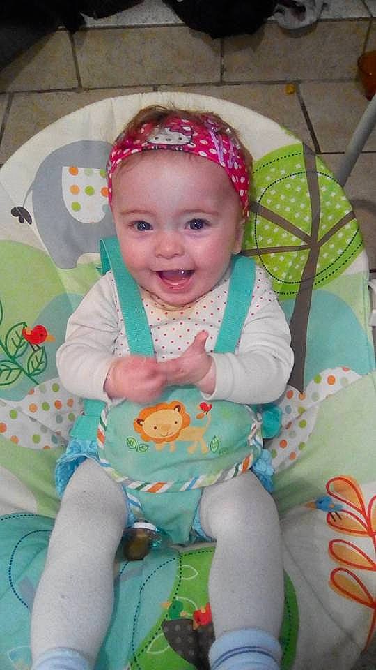 Maeva participe au concours pour gagner de l'argent avec cette photo : baby_products, cheek, child, eye, face, girl, green, hair_accessory, head, headgear, human_hair_color, infant, iris, joy, person, pink, play, product, skin, smile