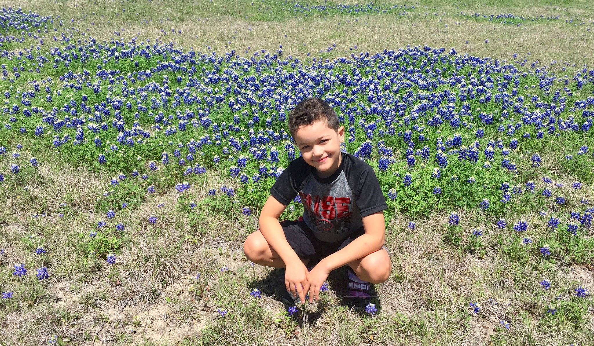 Emilio is registered to the contest to win money with this photo: agriculture, ecoregion, field, flower, flowering_plant, forb, grass, grass_family, grassland, groundcover, happy, joy, landscape, meadow, natural_environment, people_in_nature, person, petal, plant, prairie