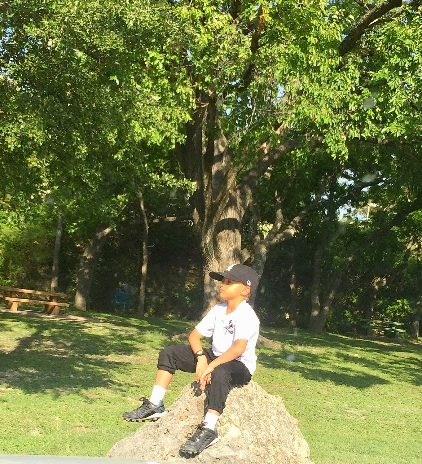 Carlos is registered to the contest to win money with this photo: grass, headwear, leisure, park, person, plant, play, recreation, spring, state_park, style, summer, tree, vacation, woody_plant