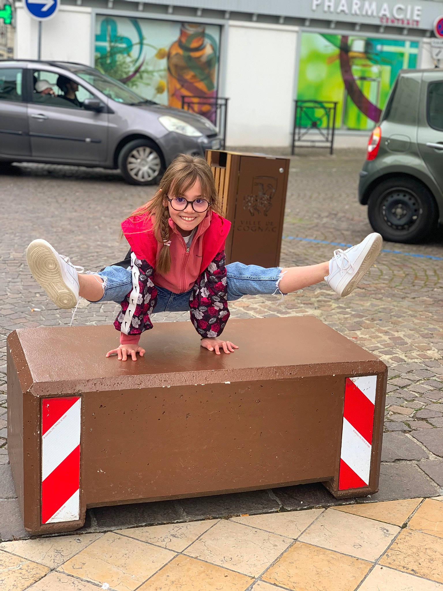 Ana a rejoint le concours — aidez-le/la à gagner de superbes lots ! asphalt, automotive_design, automotive_exterior, automotive_lighting, automotive_tire, bag, car, eyewear, joy, land_vehicle, luggage_and_bags, motor_vehicle, person, photograph, road, road_surface, sidewalk, snapshot, tire, vehicle