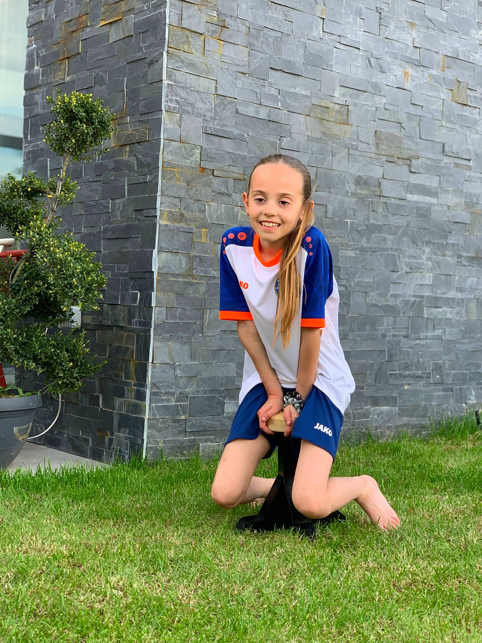 Ana participe au concours pour gagner de l'argent avec cette photo : brick, child, electric_blue, fun, grass, grass_family, happy, human_leg, joy, knee, leisure, people_in_nature, person, plant, player, recreation, shorts, sitting, smile, sportswear
