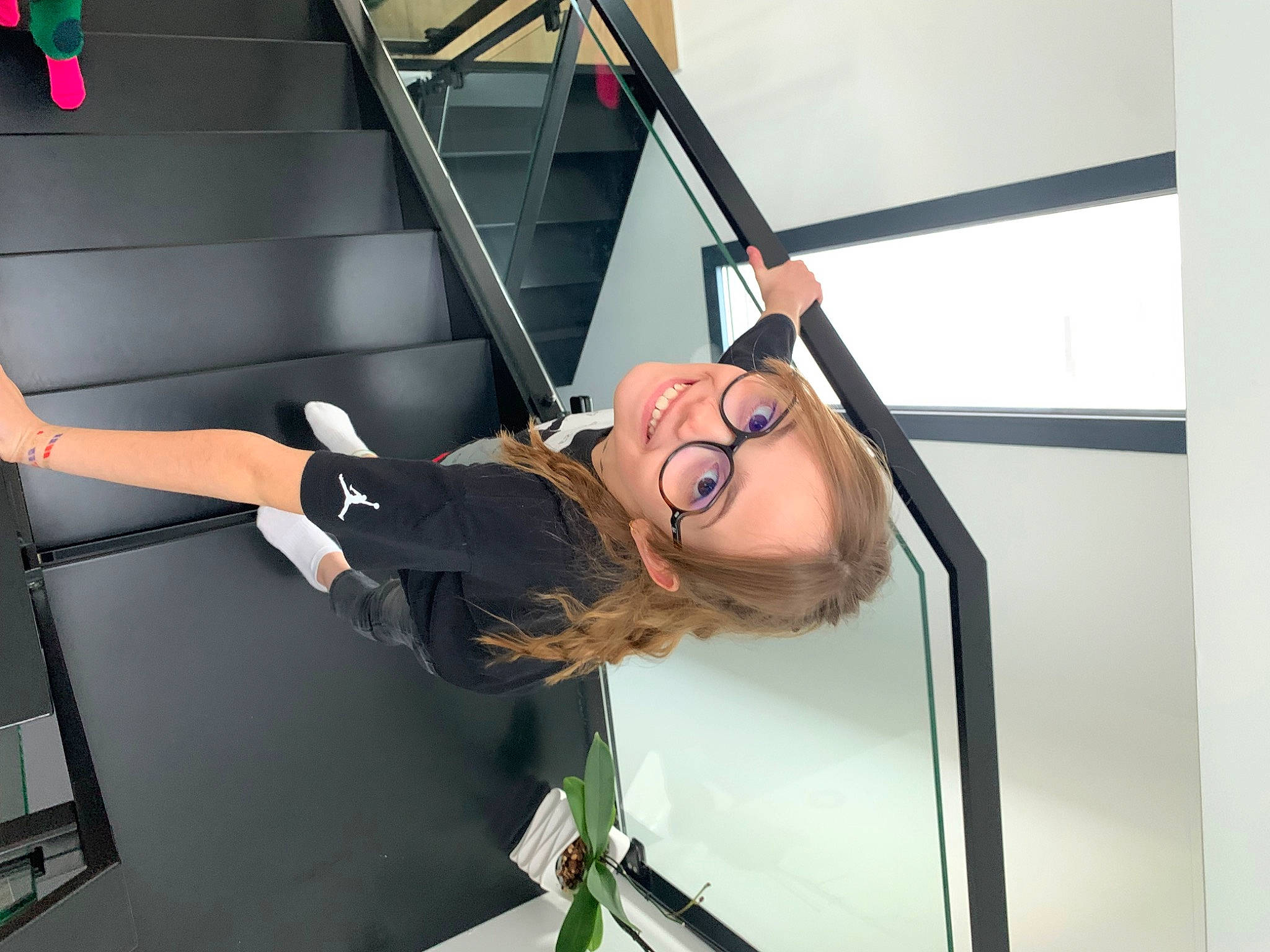 Ana participe au concours pour gagner de l'argent avec cette photo : adventure, aerialist, audio_equipment, elbow, entertainment, event, eyewear, fun, hat, joy, leisure, performance, performing_arts, person, recreation, smile, sunglasses, thigh