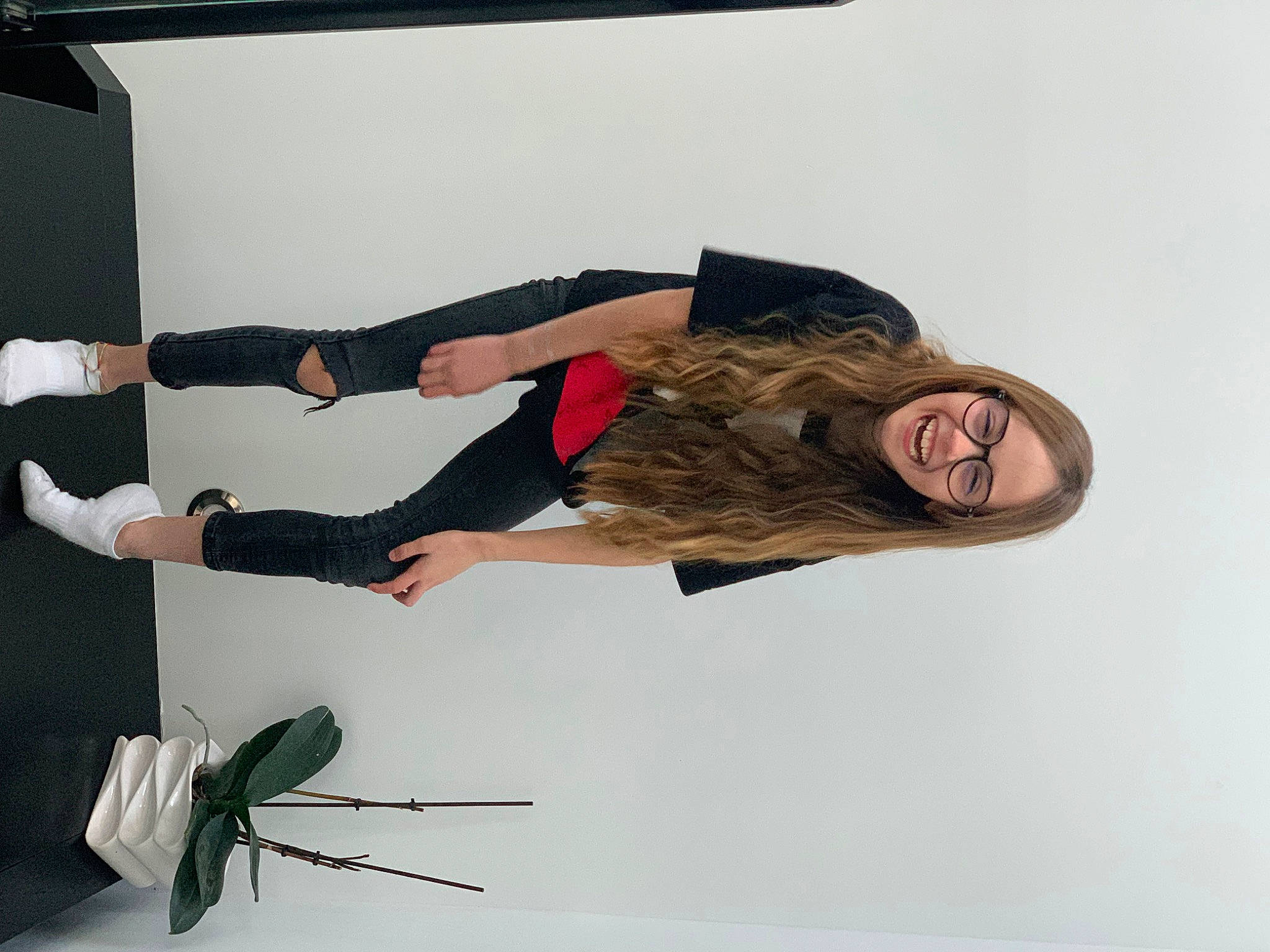 Ana participe au concours pour gagner de l'argent avec cette photo : balance, comfort, dress, elbow, eyewear, fashion_design, gesture, human_leg, joy, knee, person, room, sleeve, smile, thigh, waist, wrist