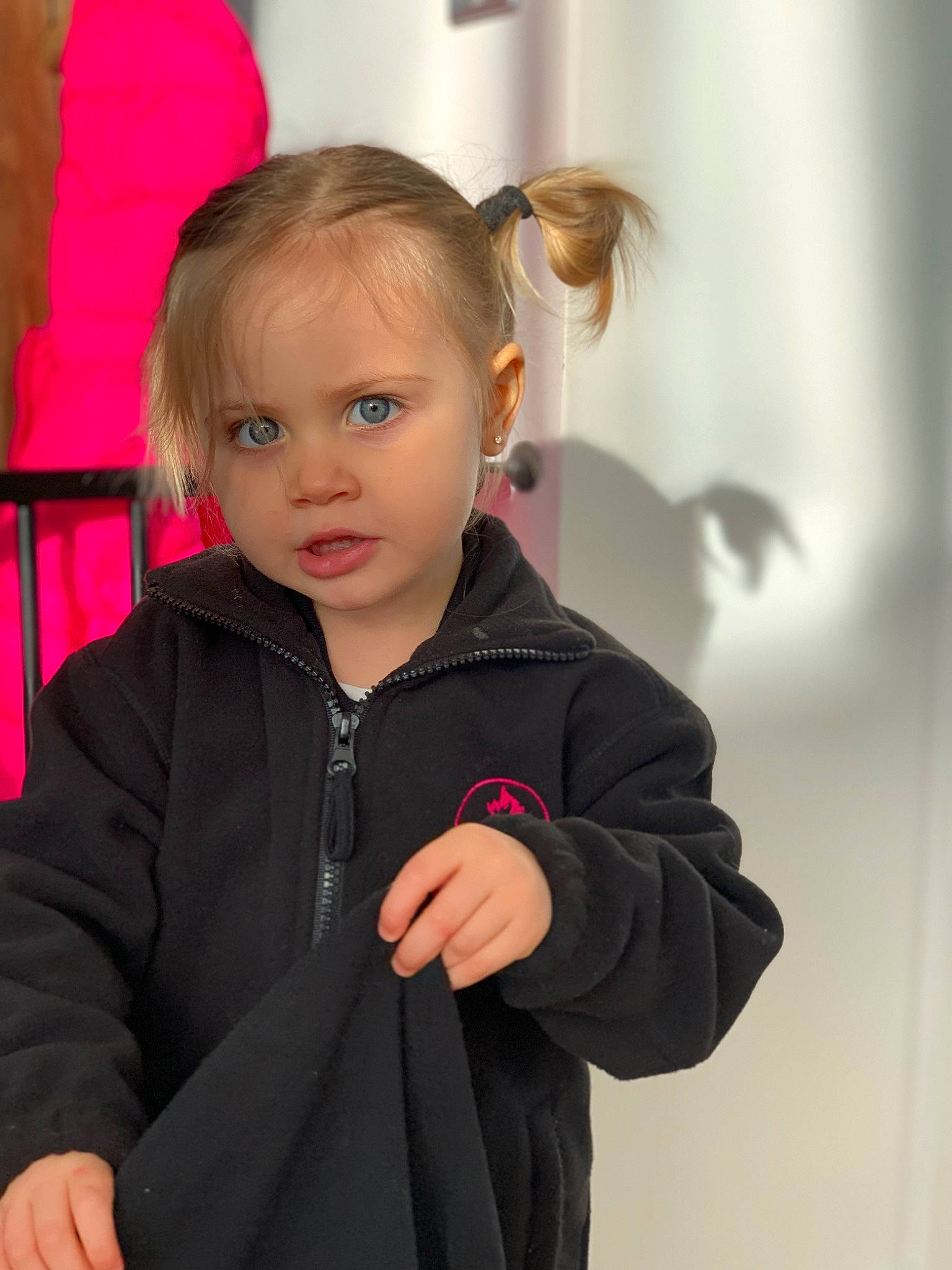 Sara a rejoint le concours — aidez-le/la à gagner de superbes lots ! blazer, blond, cheek, child, event, eyelash, facial_expression, formal_wear, fun, gesture, hair, hairstyle, happy, head, iris, lip, person, room, skin, sleeve