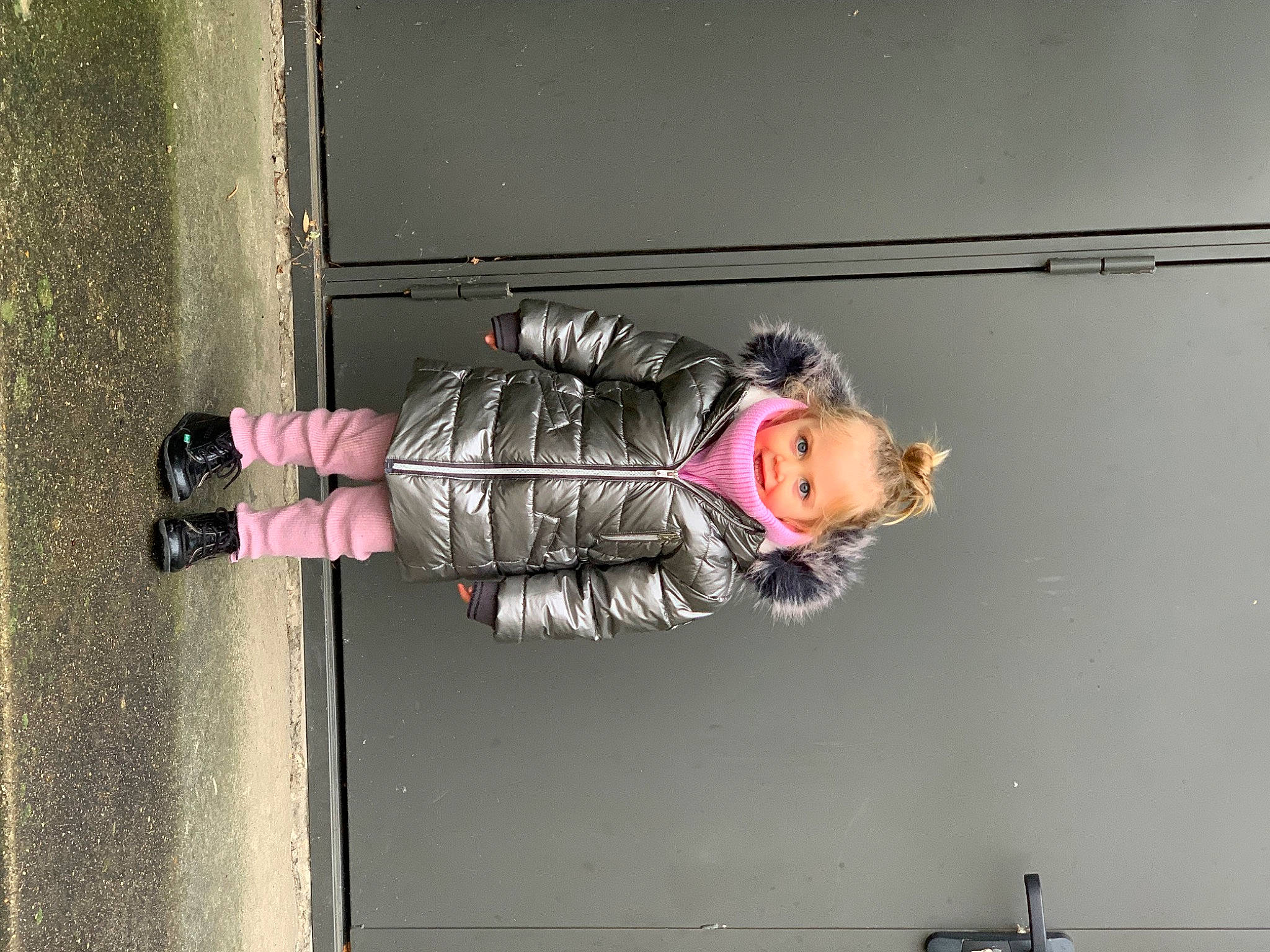 Sara a rejoint le concours — aidez-le/la à gagner de superbes lots ! asphalt, boot, child, concrete, fun, jacket, magenta, outdoor_shoe, pedestrian, person, pink, reflection, road_surface, shadow, sidewalk, street, tints_and_shades, toddler, tree, visual_arts